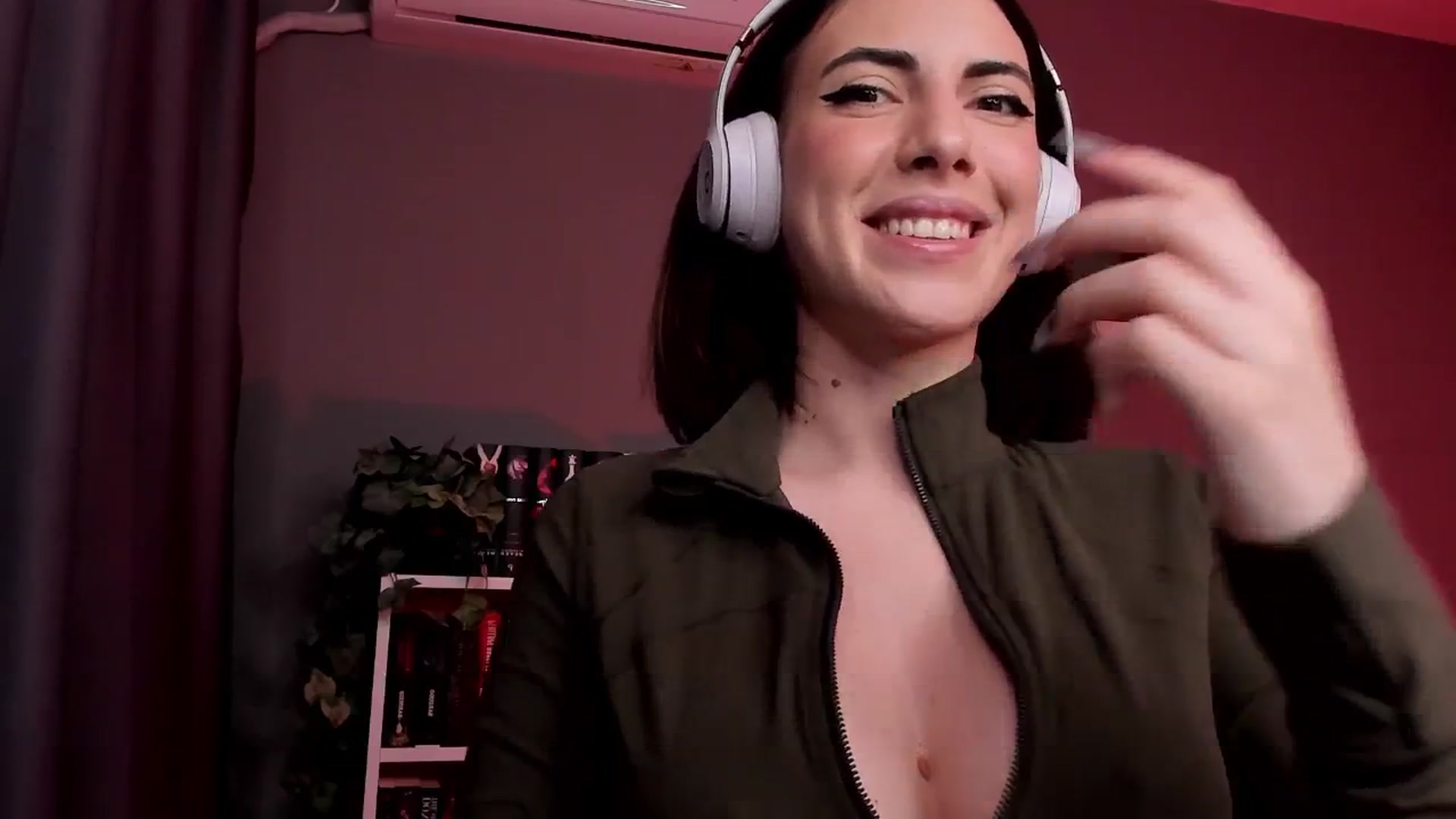 Gallery image thumbnail from BlossomBae's myfreecams stream on, 11/10/2025, 18:10 image 17 of 20