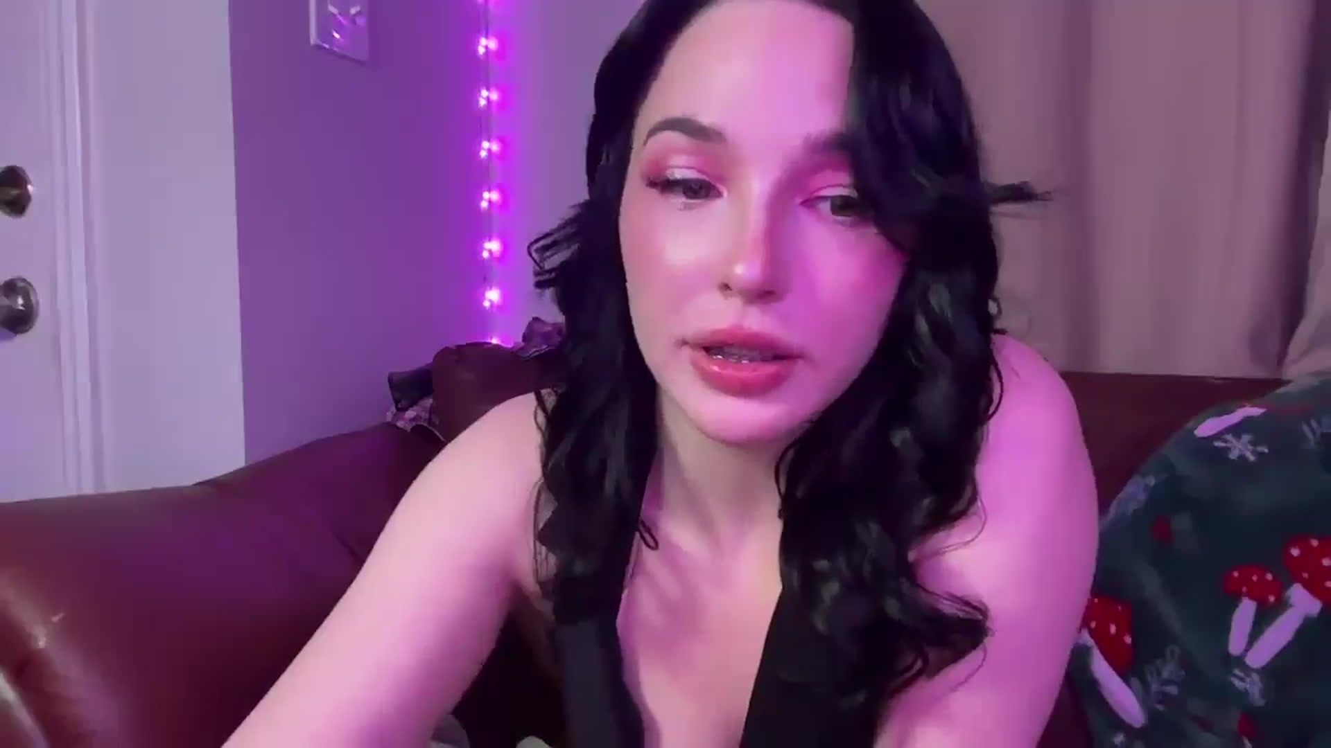 Gallery image thumbnail from Blov3's myfreecams stream on, 04/14/2025, 11:02 image 16 of 20