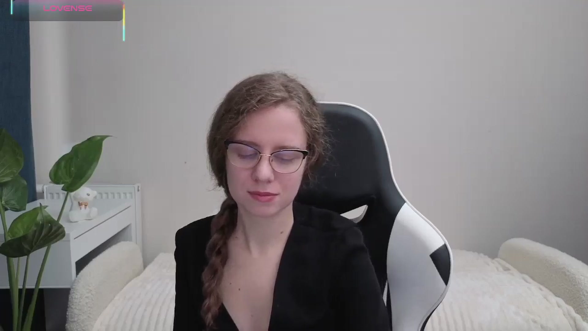 Gallery image thumbnail from BlueFlowerr's myfreecams stream on, 10/21/2025, 14:28 image 6 of 20
