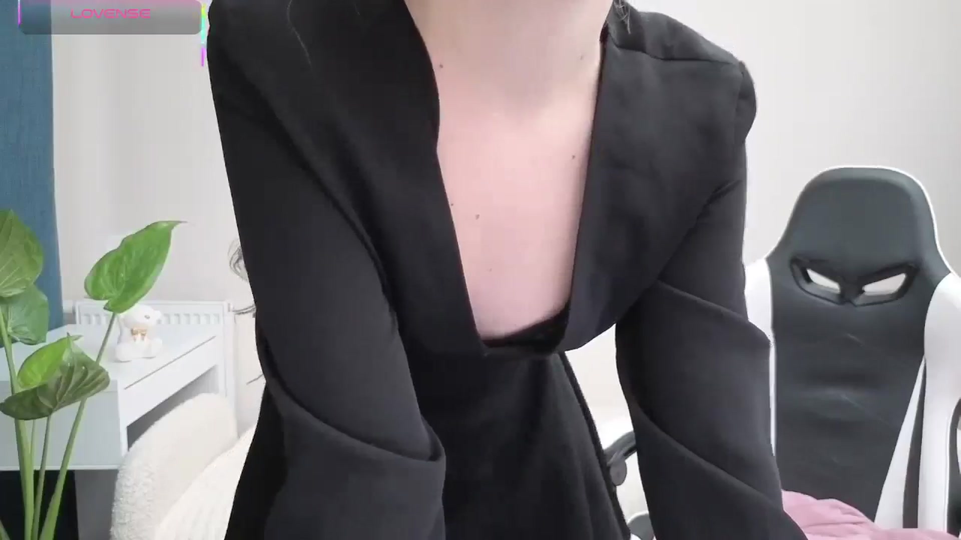Gallery image thumbnail from BlueFlowerr's myfreecams stream on, 10/21/2025, 15:36 image 9 of 20