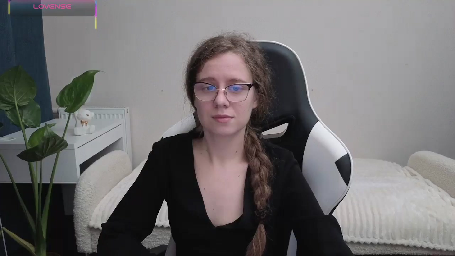 Gallery image thumbnail from BlueFlowerr's myfreecams stream on, 10/21/2025, 16:42 image 17 of 20