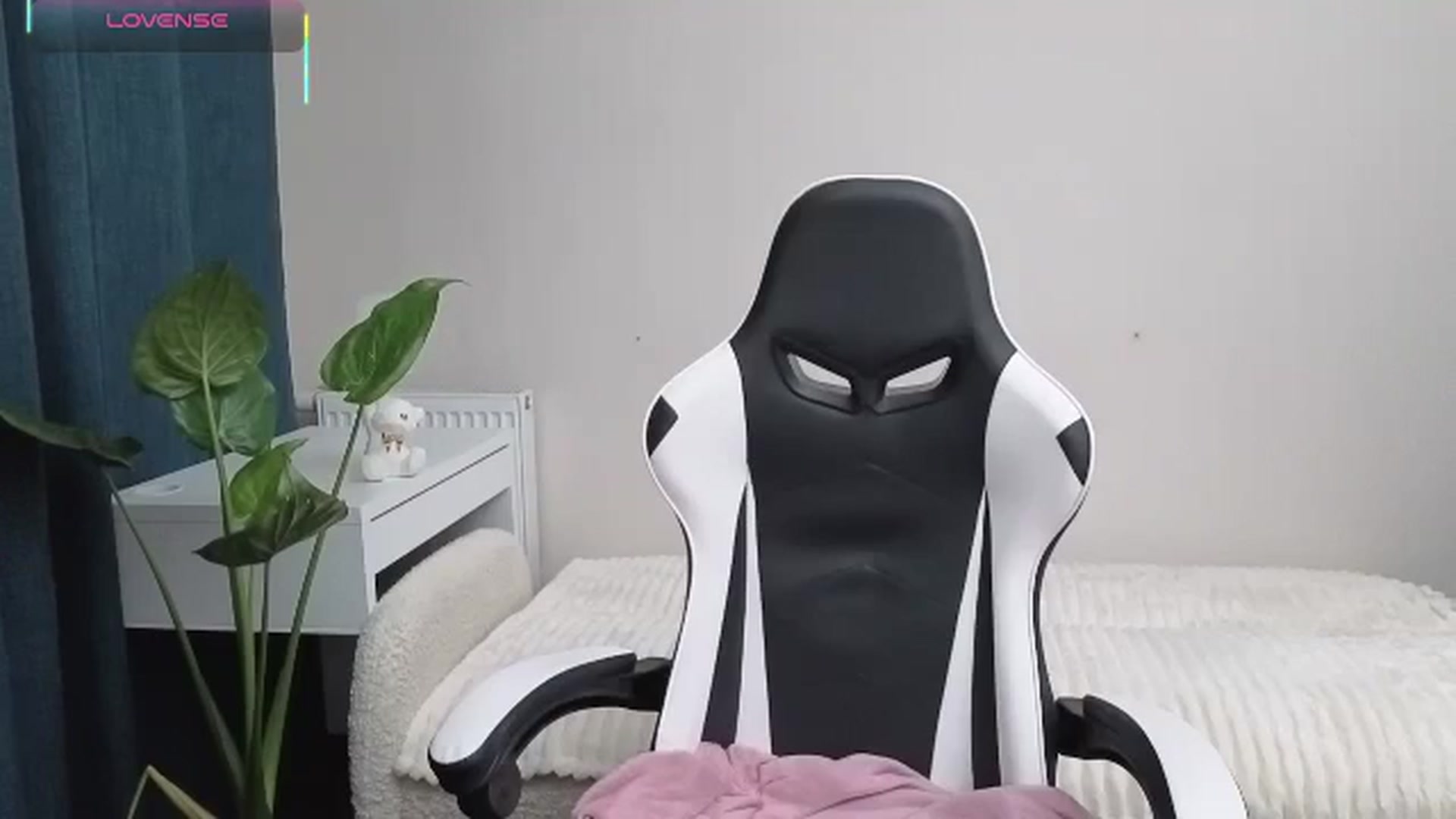 Gallery image thumbnail from BlueFlowerr's myfreecams stream on, 10/22/2025, 17:42 image 9 of 20