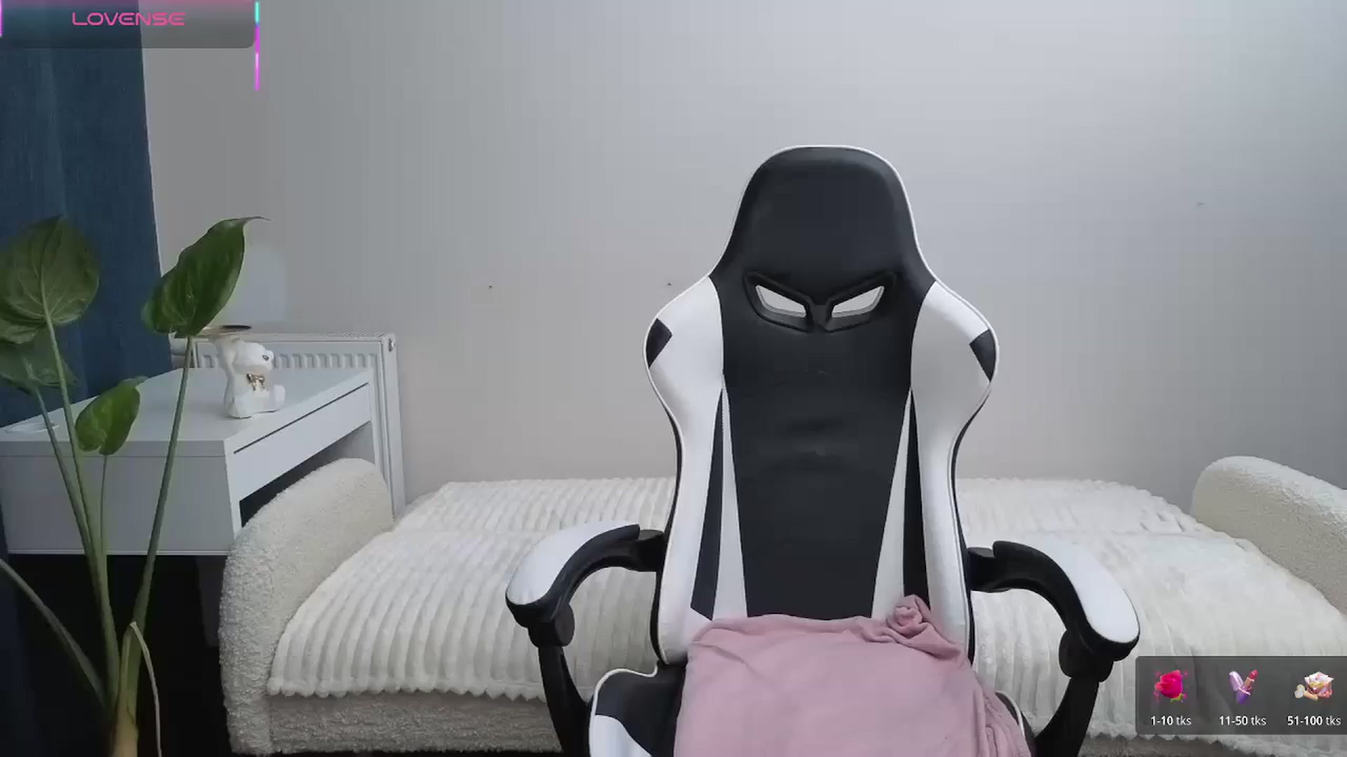 Gallery image thumbnail from BlueFlowerr's myfreecams stream on, 11/10/2025, 18:58 image 17 of 20