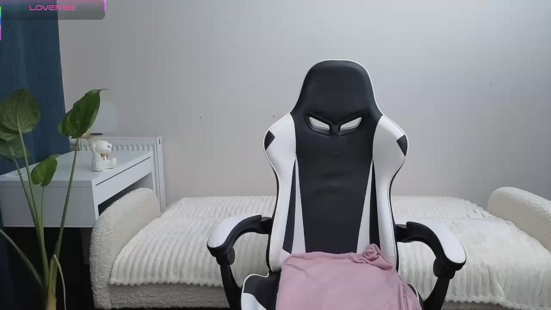 Gallery image thumbnail from BlueFlowerr's myfreecams stream on, 11/10/2025, 18:58 image 18 of 20