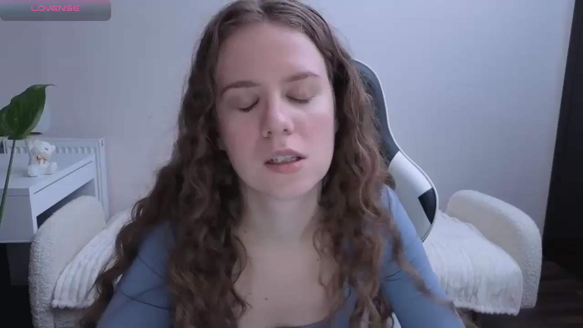Gallery image thumbnail from BlueFlowerr's myfreecams stream on, 11/19/2025, 17:09 image 4 of 20