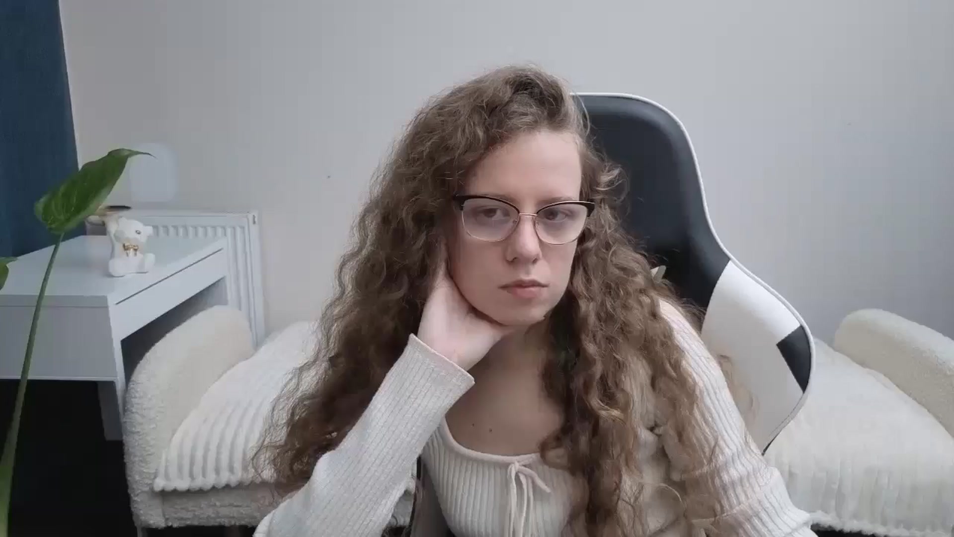 Gallery image thumbnail from BlueFlowerr's myfreecams stream on, 12/06/2025, 19:52 image 6 of 20