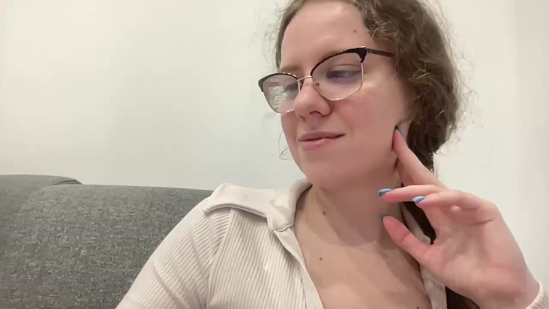 Gallery image thumbnail from BlueFlowerr's myfreecams stream on, 04/15/2026, 20:44 image 6 of 20