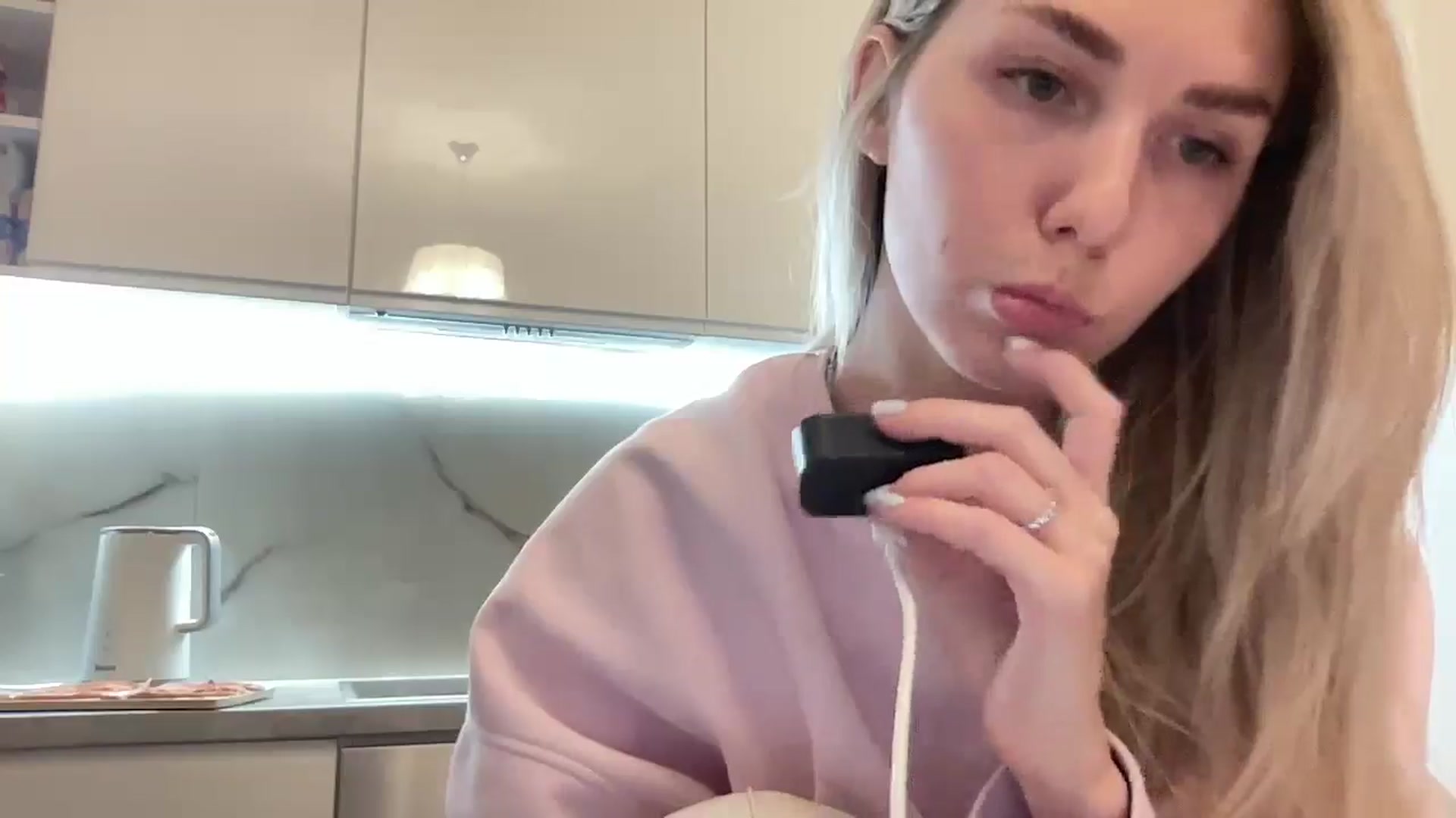 Gallery image thumbnail from BlueFlowerr's myfreecams stream on, 05/10/2026, 21:59 image 19 of 20
