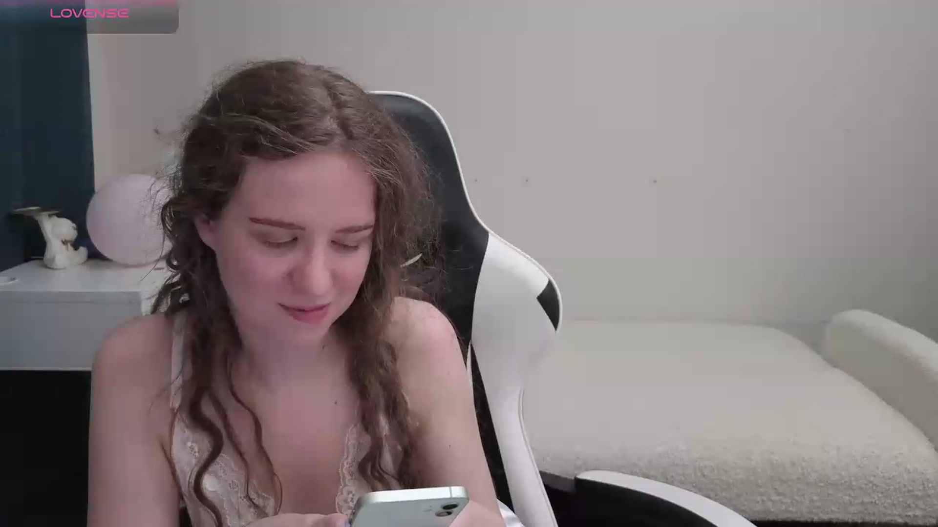 Gallery image thumbnail from BlueFlowerr's myfreecams stream on, 05/15/2026, 18:39 image 6 of 20
