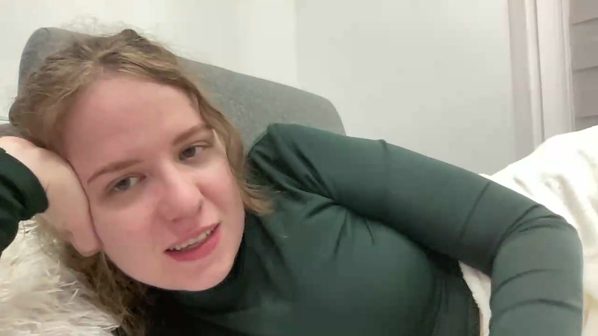 Gallery image thumbnail from BlueFlowerr's myfreecams stream on, 05/17/2026, 23:54 image 15 of 20