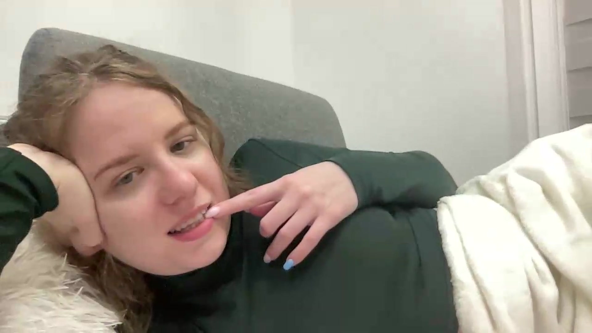 Gallery image thumbnail from BlueFlowerr's myfreecams stream on, 05/17/2026, 23:54 image 16 of 20