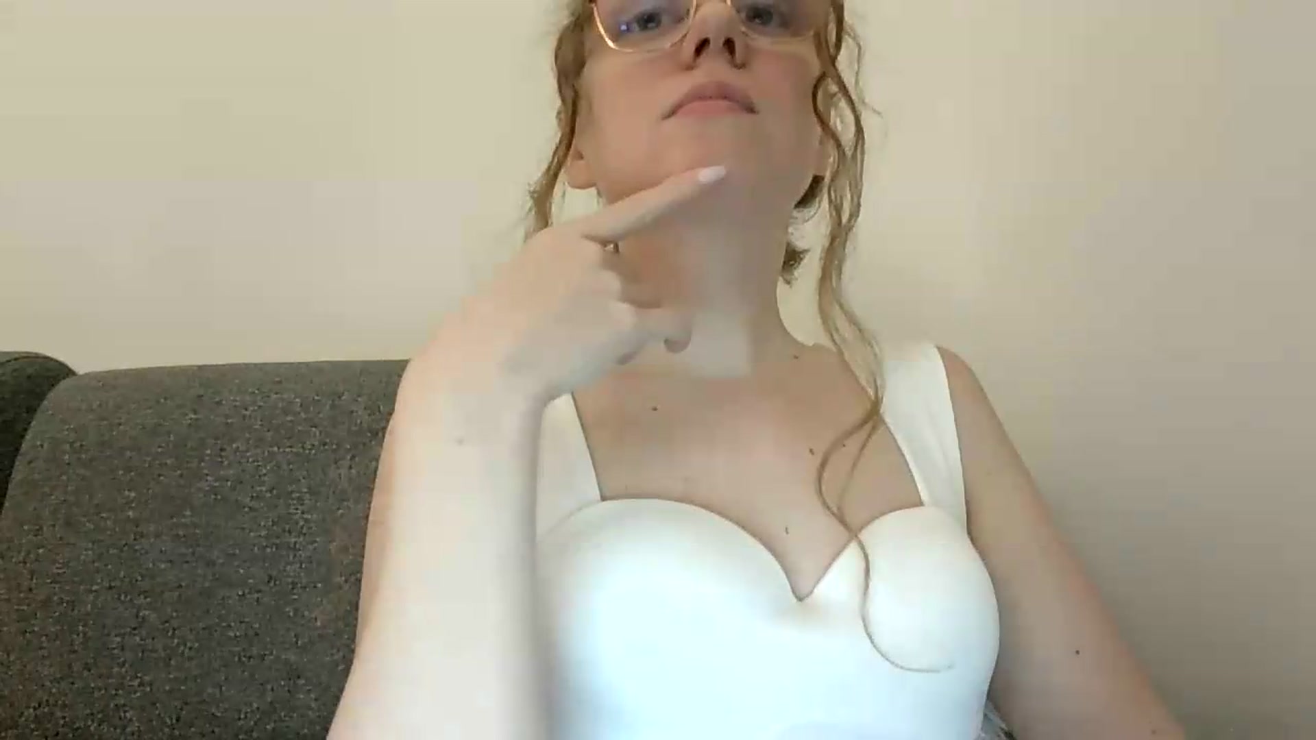Gallery image thumbnail from BlueFlowerr's myfreecams stream on, 05/19/2026, 23:21 image 6 of 20