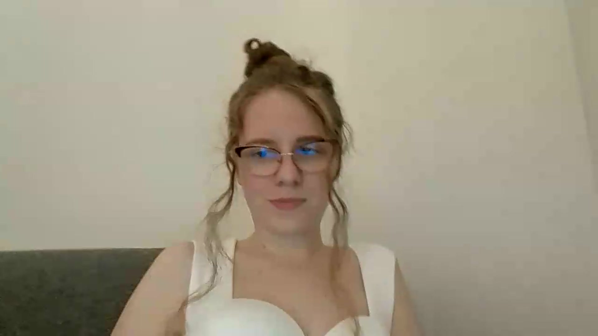 Gallery image thumbnail from BlueFlowerr's myfreecams stream on, 05/19/2026, 23:21 image 16 of 20