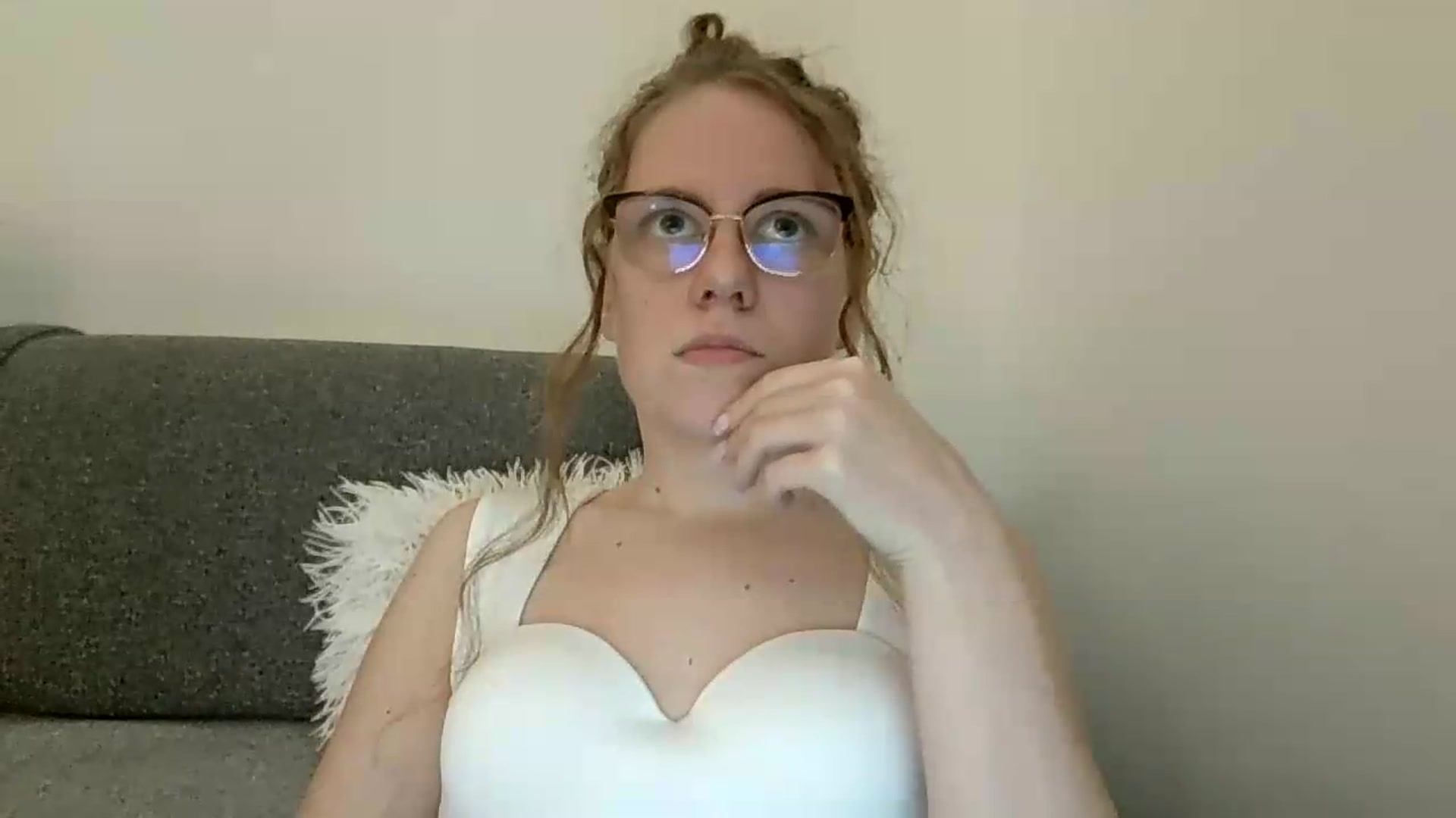 Gallery image thumbnail from BlueFlowerr's myfreecams stream on, 05/19/2026, 23:21 image 9 of 20
