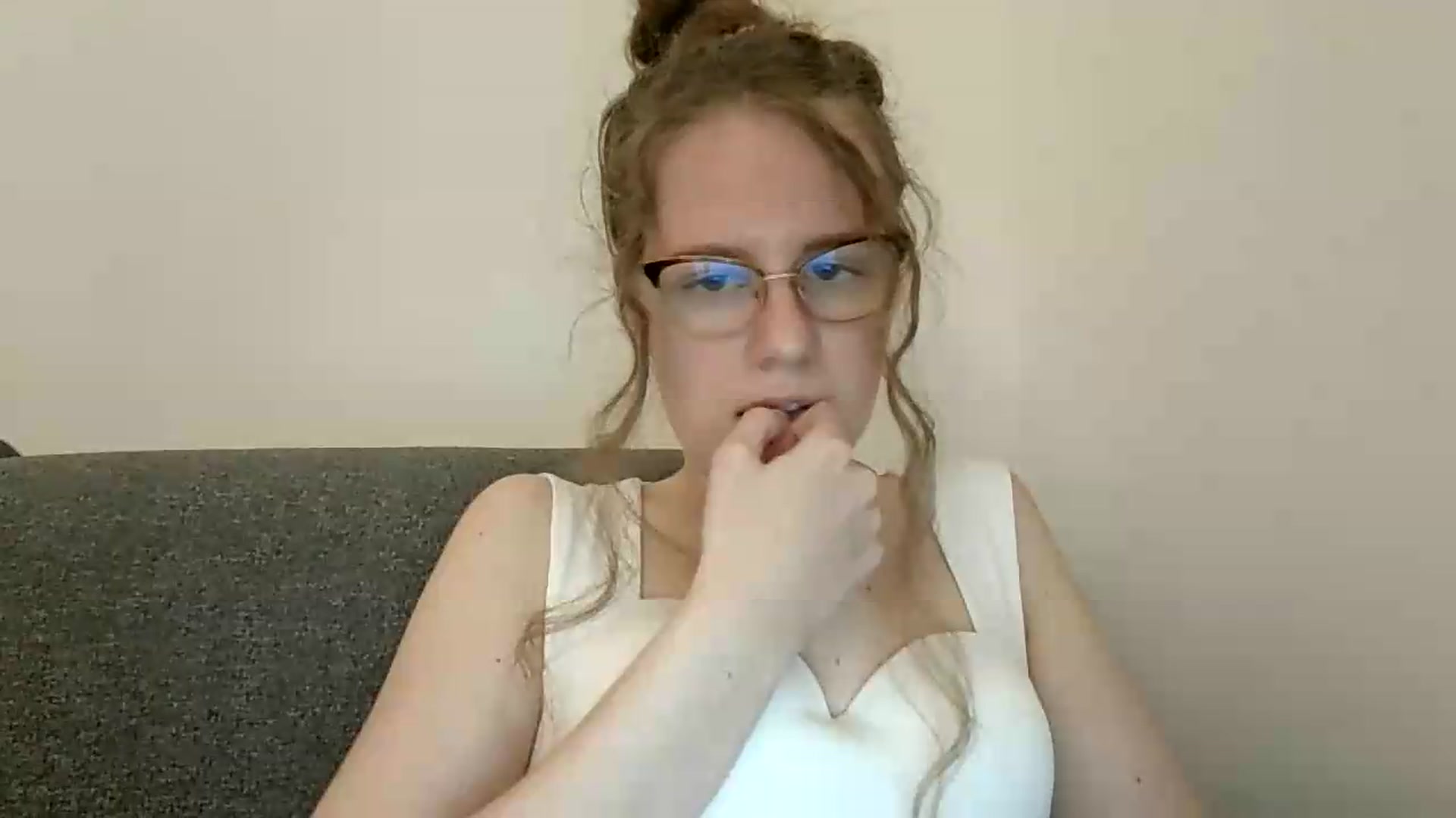 Gallery image thumbnail from BlueFlowerr's myfreecams stream on, 05/19/2026, 23:21 image 18 of 20