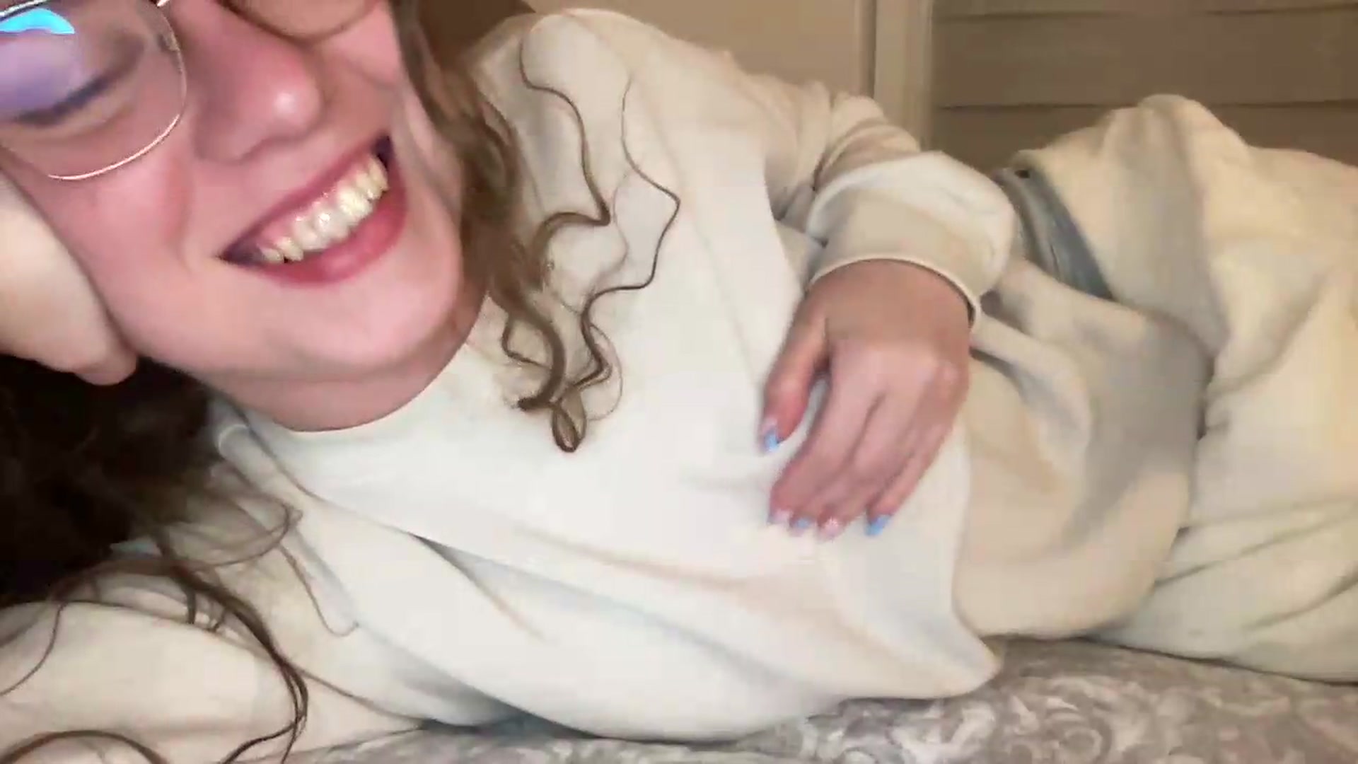 Gallery image thumbnail from BlueFlowerr's myfreecams stream on, 05/22/2026, 24:42 image 18 of 20