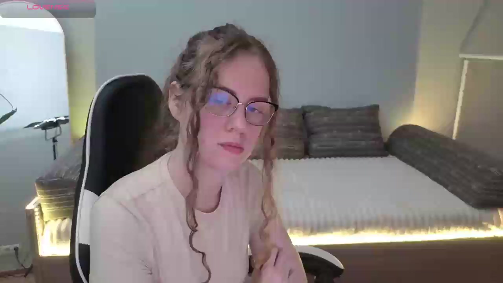 Gallery image thumbnail from BlueFlowerr's myfreecams stream on, 05/25/2026, 18:19 image 19 of 20