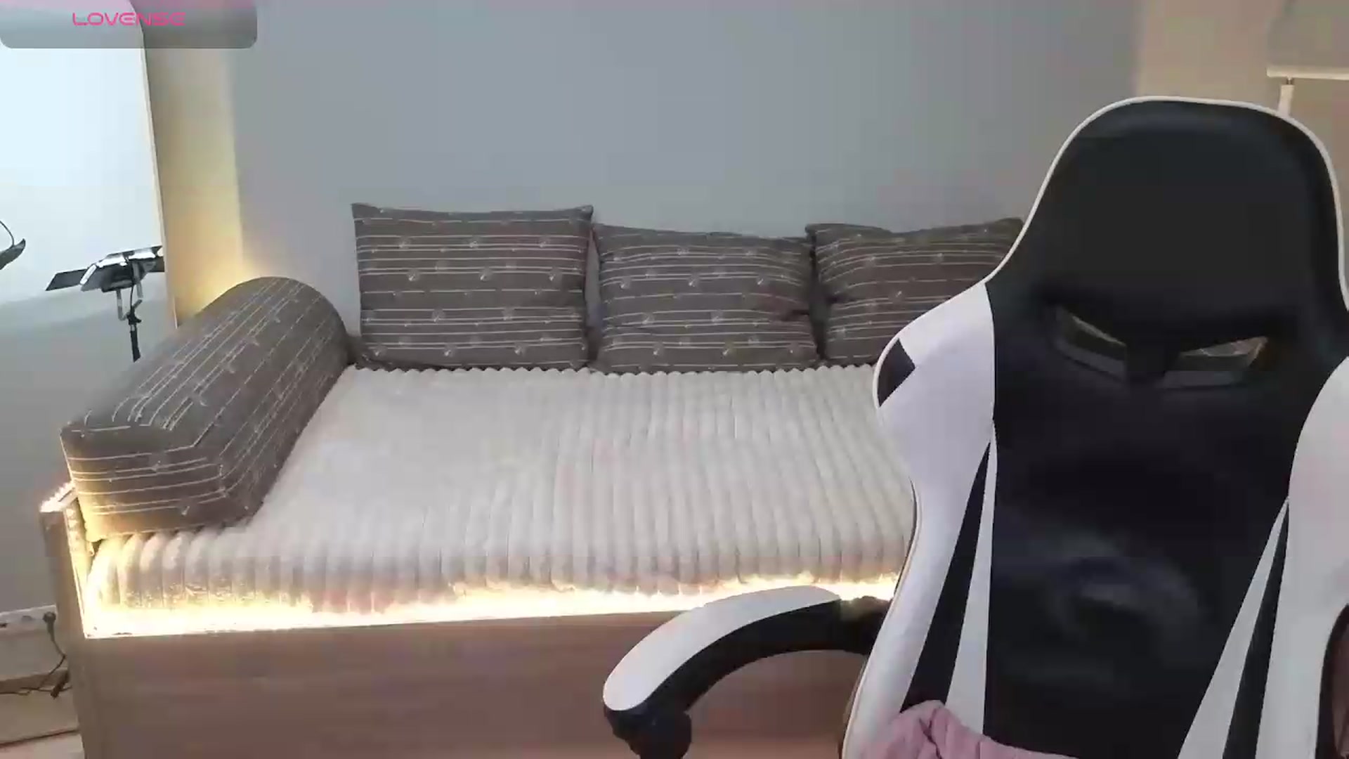 Gallery image thumbnail from BlueFlowerr's myfreecams stream on, 05/26/2026, 22:35 image 7 of 20