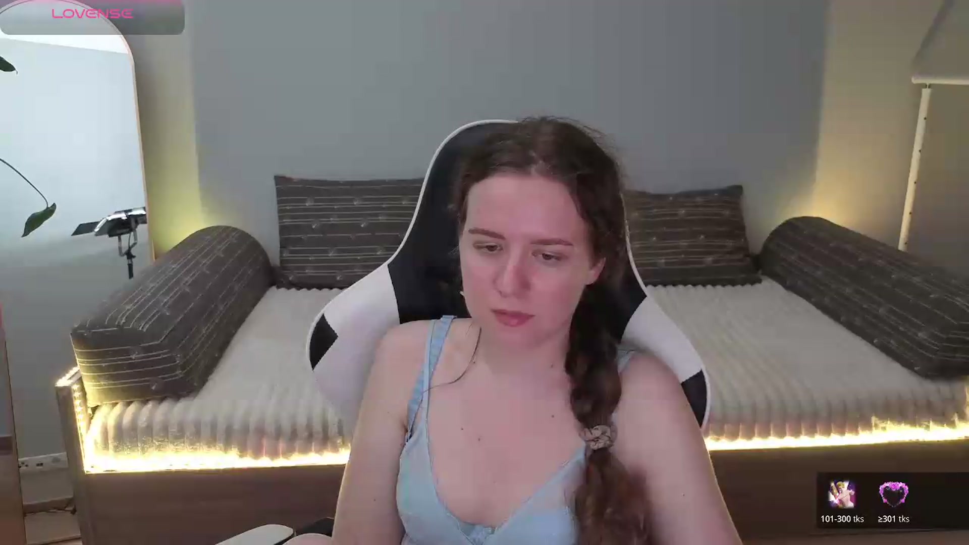 Gallery image thumbnail from BlueFlowerr's myfreecams stream on, 05/27/2026, 18:59 image 16 of 20