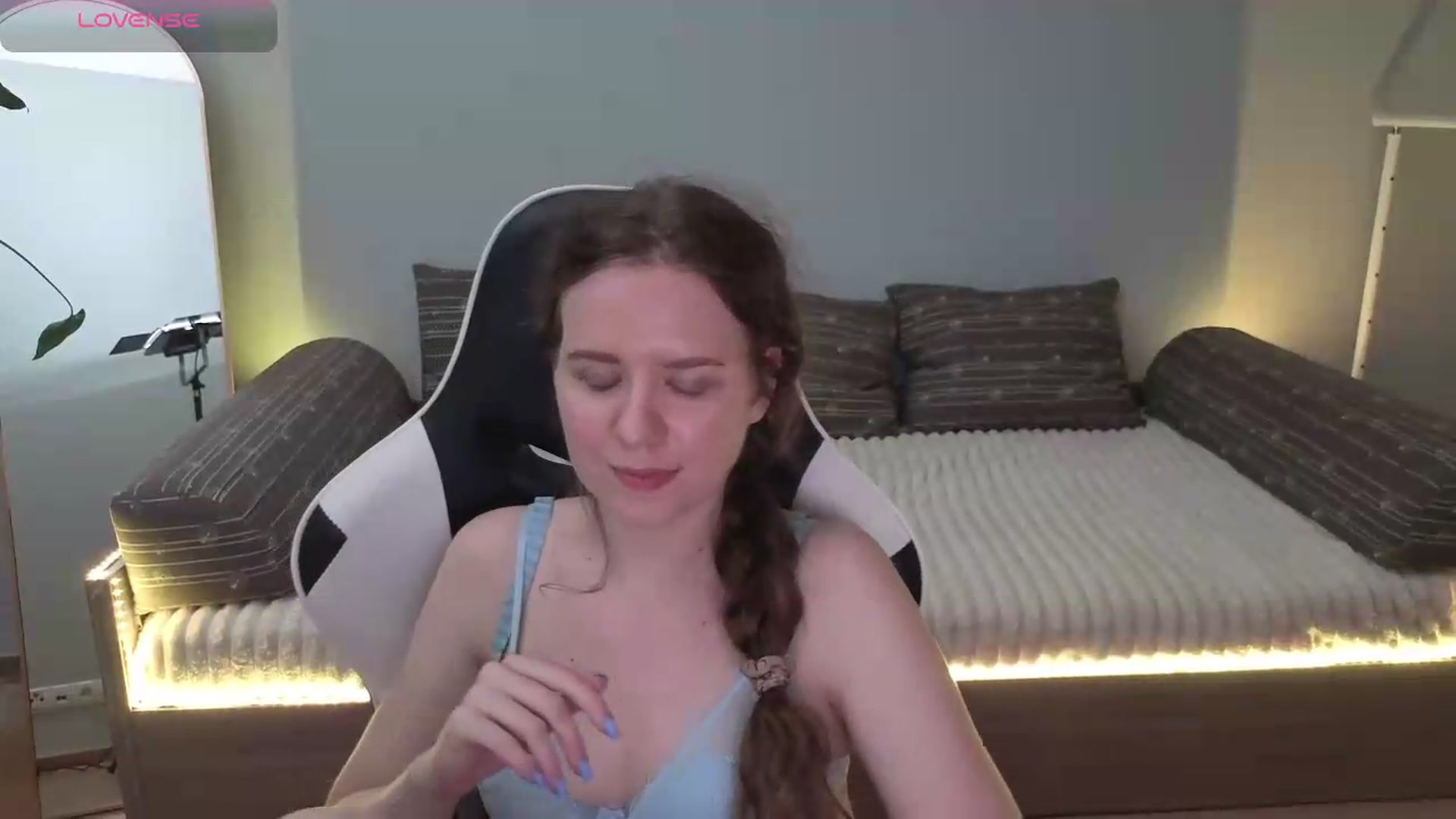 Gallery image thumbnail from BlueFlowerr's myfreecams stream on, 05/27/2026, 21:47 image 18 of 20