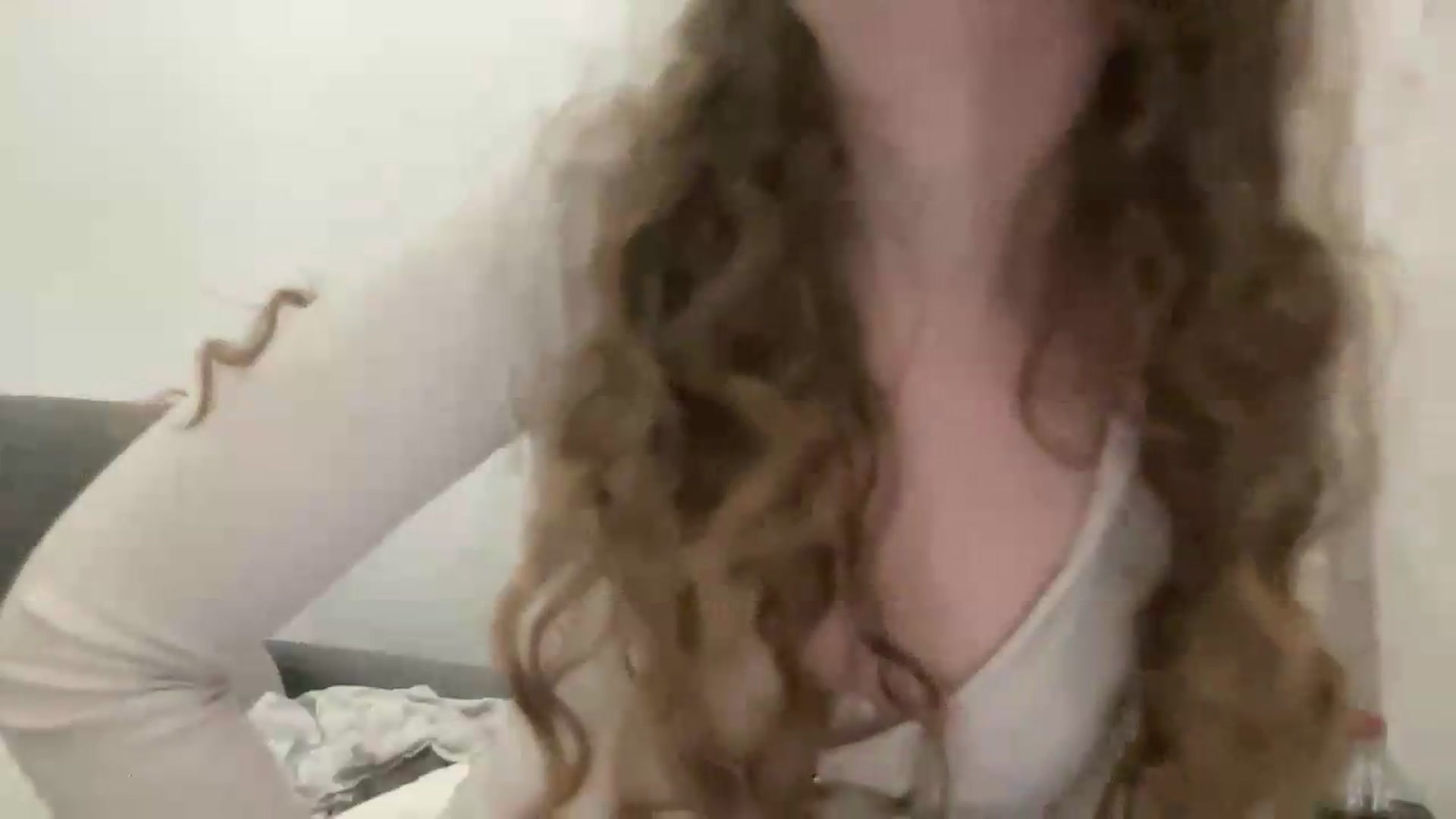 Gallery image thumbnail from BlueFlowerr's myfreecams stream on, 06/04/2026, 22:24 image 16 of 20