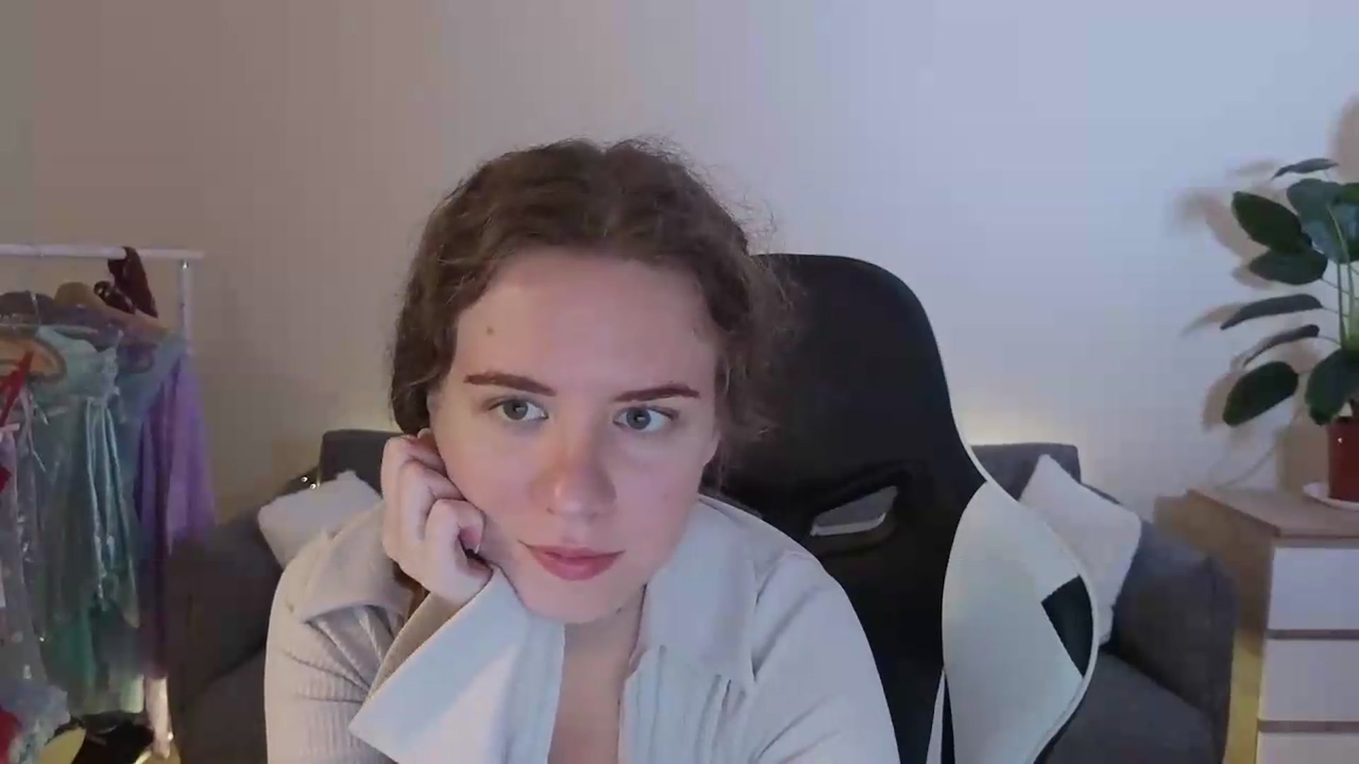 Gallery image thumbnail from BlueFlowerr's myfreecams stream on, 07/16/2026, 18:31 image 3 of 20