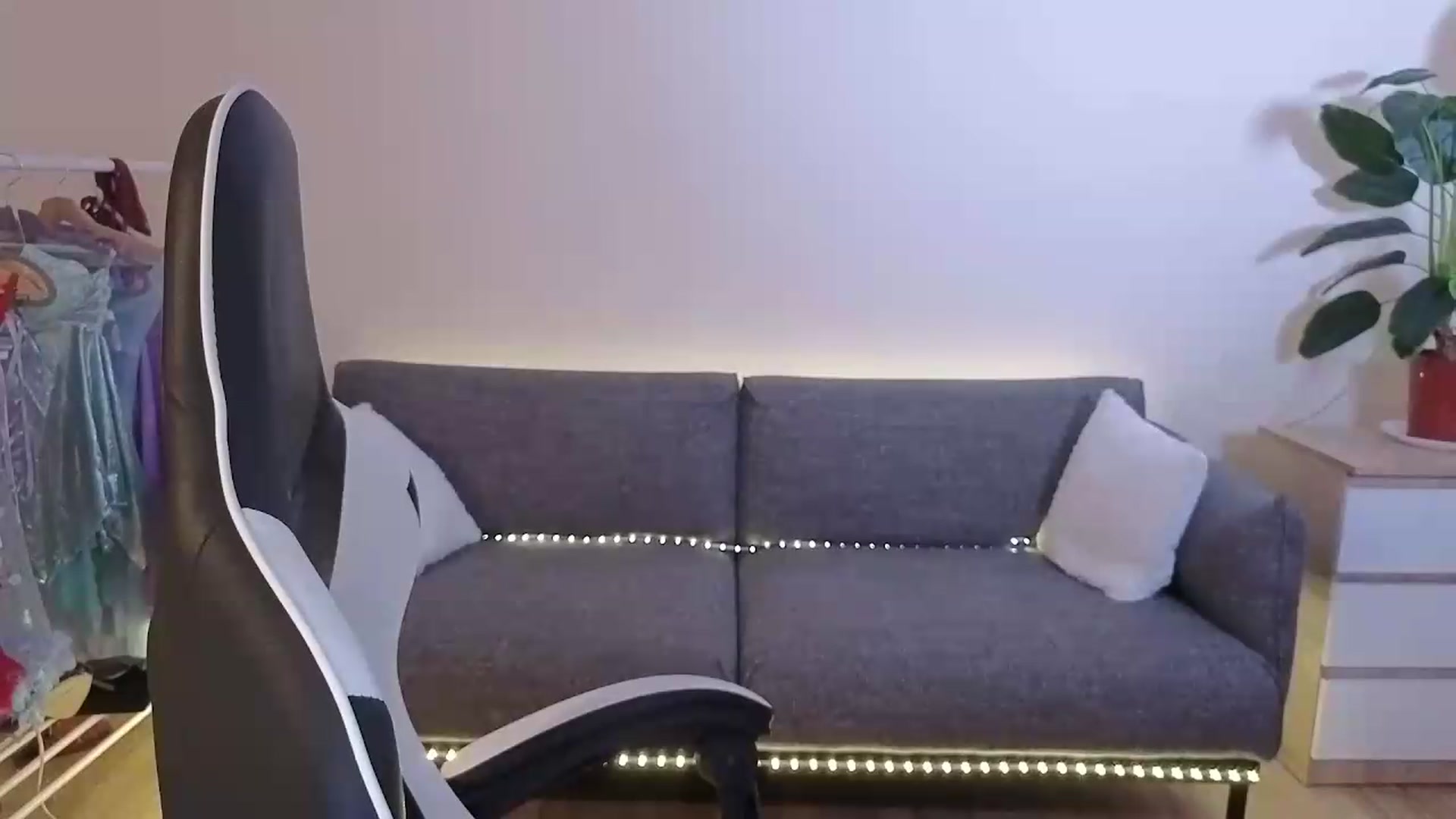 Gallery image thumbnail from BlueFlowerr's myfreecams stream on, 07/16/2026, 20:51 image 9 of 20