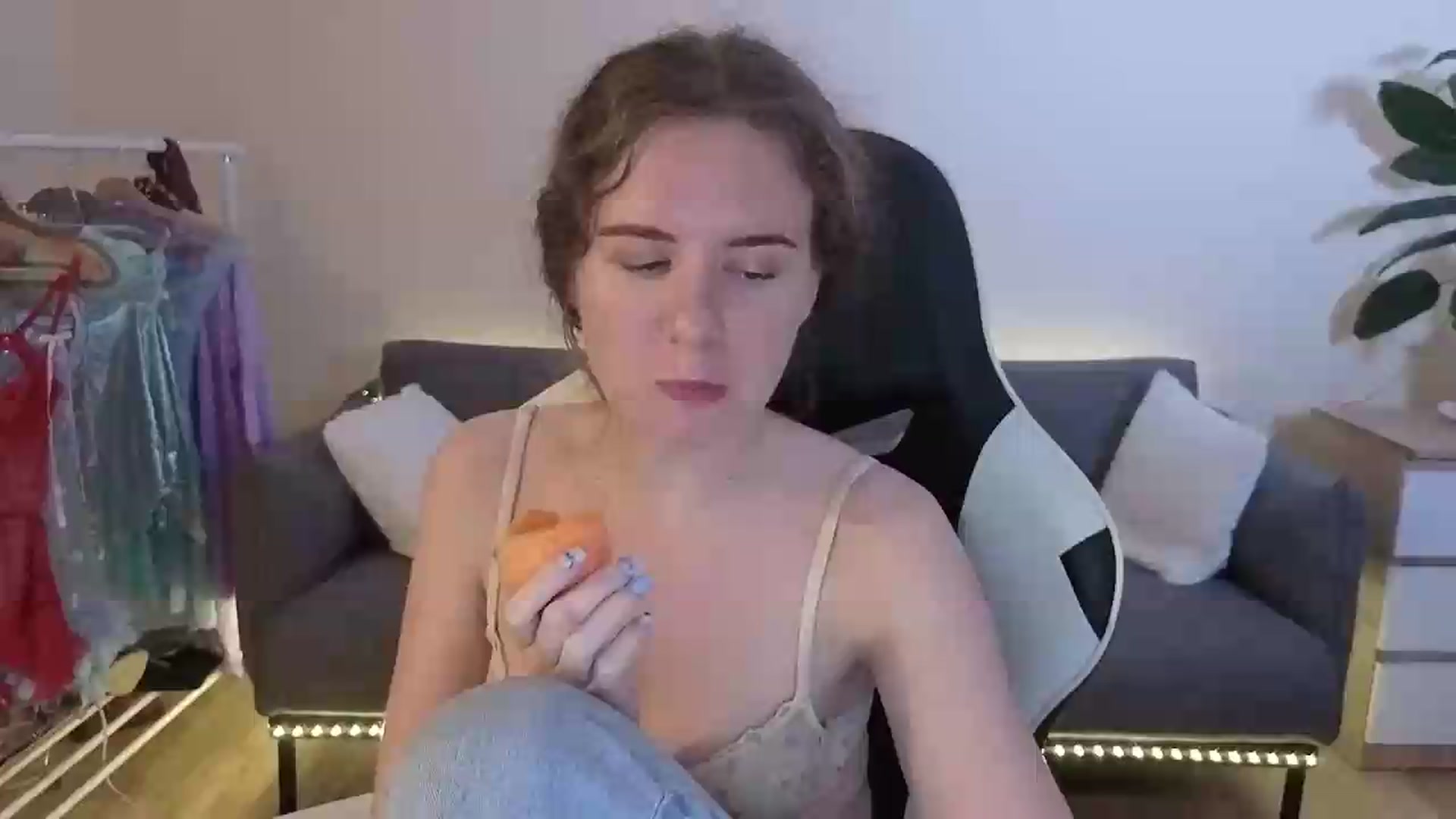 Gallery image thumbnail from BlueFlowerr's myfreecams stream on, 07/16/2026, 23:56 image 1 of 20