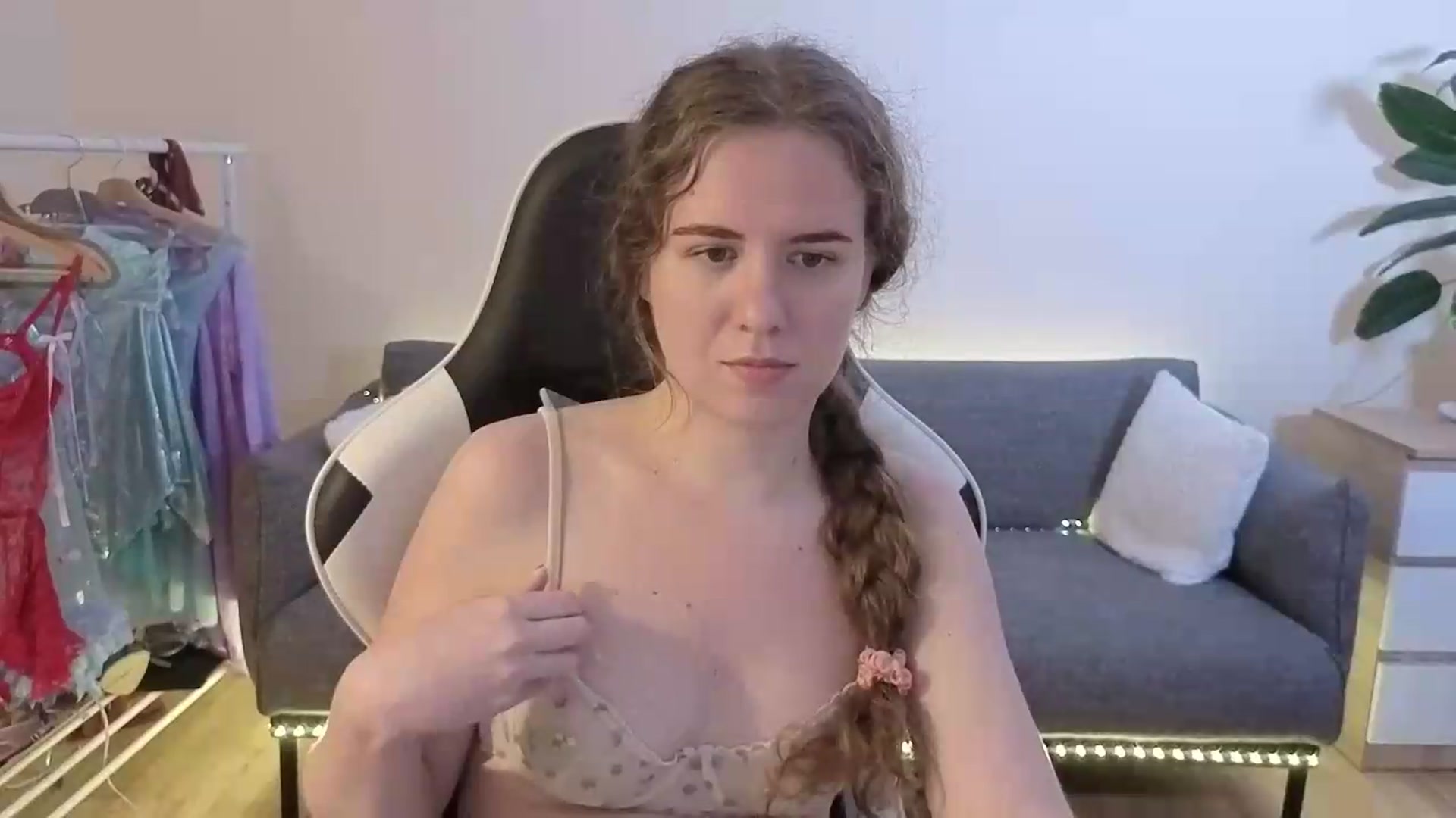 Gallery image thumbnail from BlueFlowerr's myfreecams stream on, 07/16/2026, 23:56 image 6 of 20