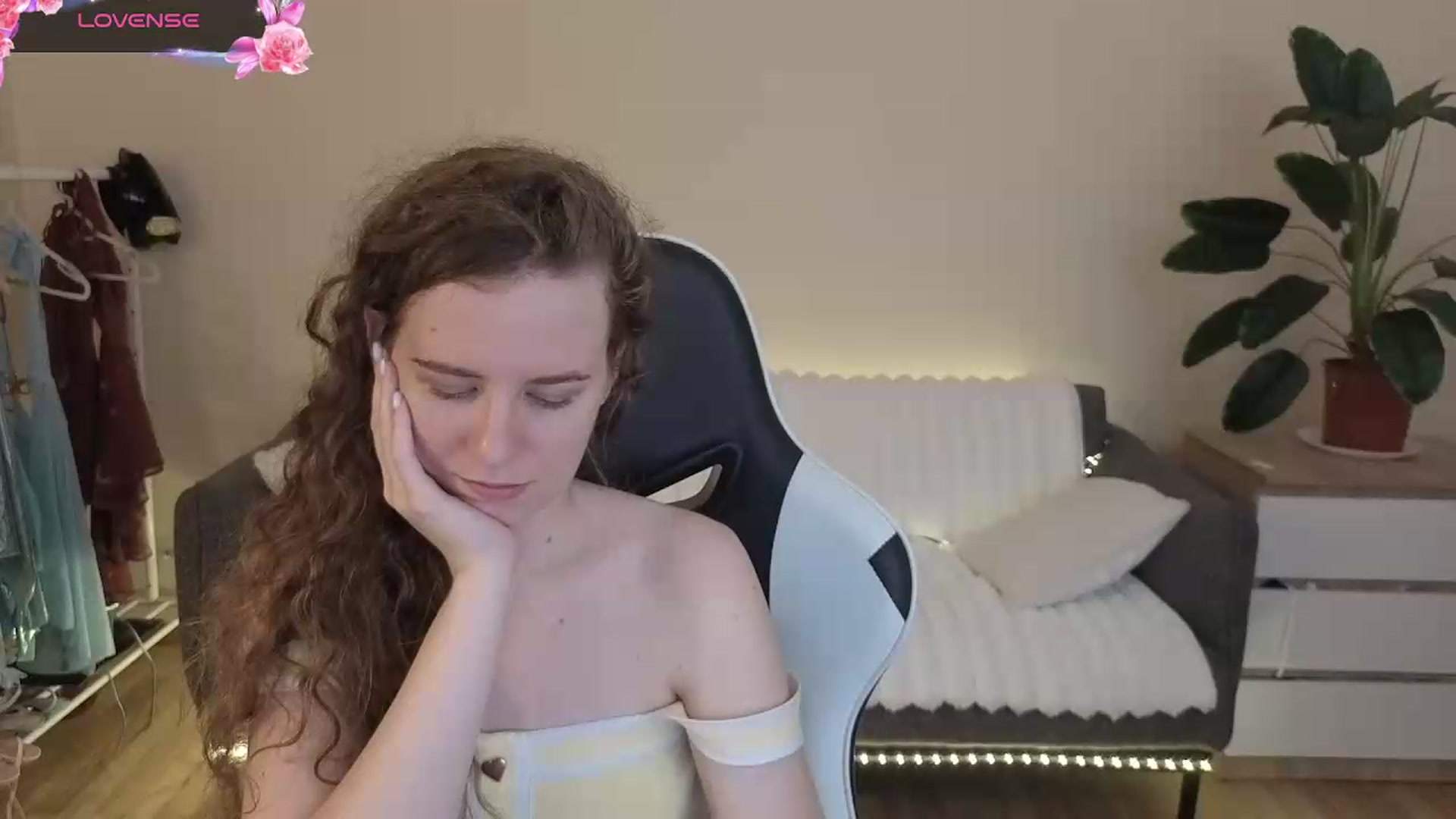 Gallery image thumbnail from BlueFlowerr's myfreecams stream on, 08/03/2026, 17:52 image 14 of 20