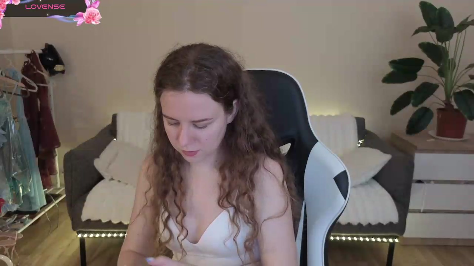 Gallery image thumbnail from BlueFlowerr's myfreecams stream on, 08/04/2026, 18:49 image 3 of 20