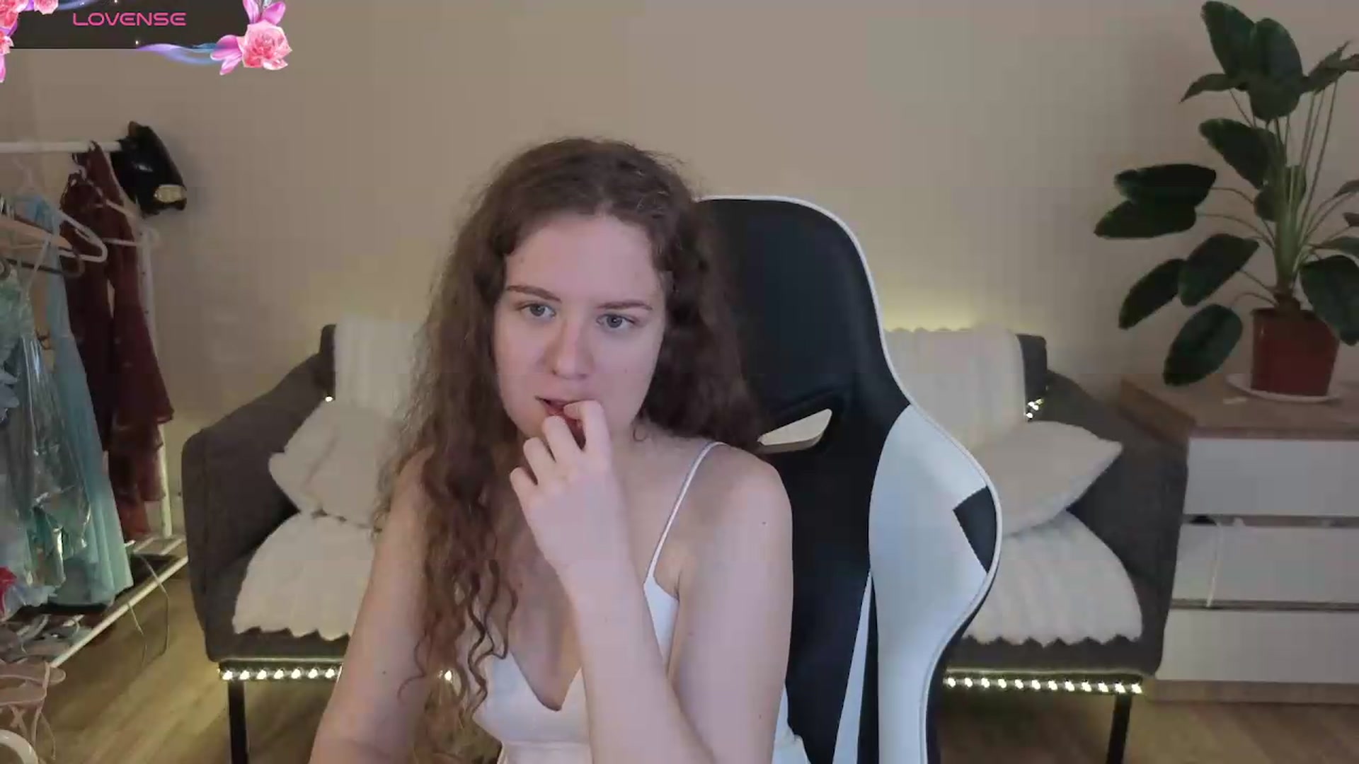 Gallery image thumbnail from BlueFlowerr's myfreecams stream on, 08/04/2026, 18:49 image 19 of 20