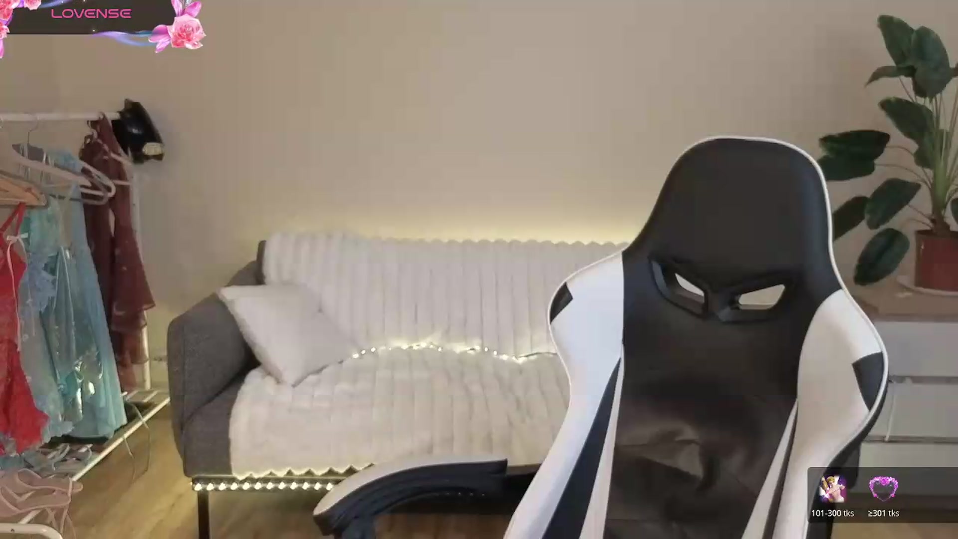 Gallery image thumbnail from BlueFlowerr's myfreecams stream on, 08/06/2026, 19:34 image 13 of 20