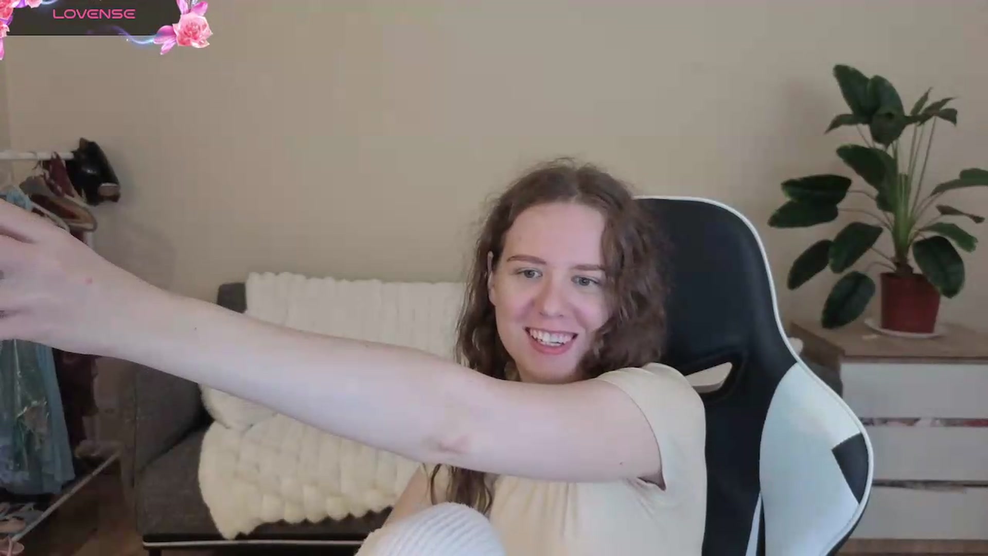 Gallery image thumbnail from BlueFlowerr's myfreecams stream on, 08/09/2026, 16:19 image 19 of 20
