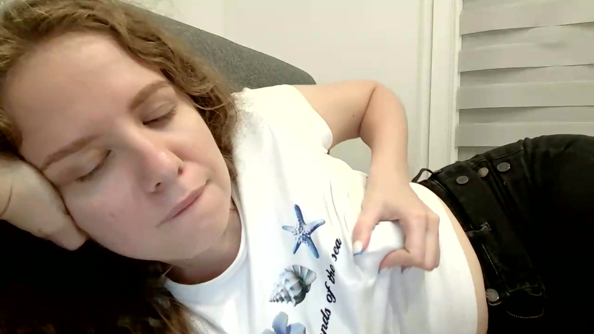 Gallery image thumbnail from BlueFlowerr's myfreecams stream on, 08/17/2026, 23:43 image 20 of 20