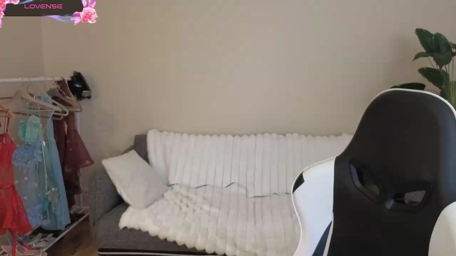 Gallery image thumbnail from BlueFlowerr's myfreecams stream on, 08/19/2026, 18:11 image 15 of 20