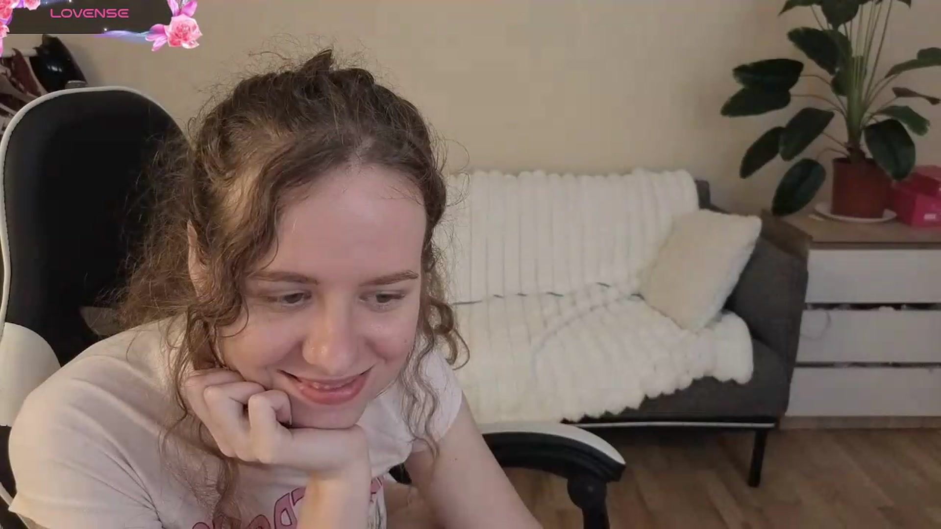 Gallery image thumbnail from BlueFlowerr's myfreecams stream on, 08/19/2026, 23:55 image 5 of 20