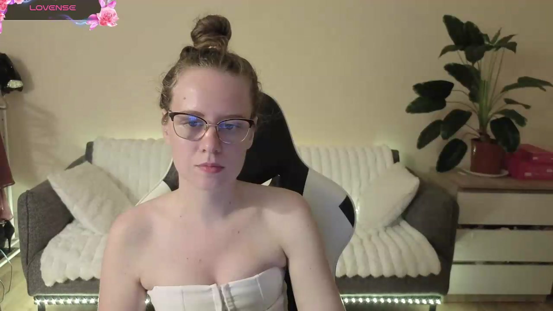 Gallery image thumbnail from BlueFlowerr's myfreecams stream on, 08/21/2026, 19:56 image 6 of 20