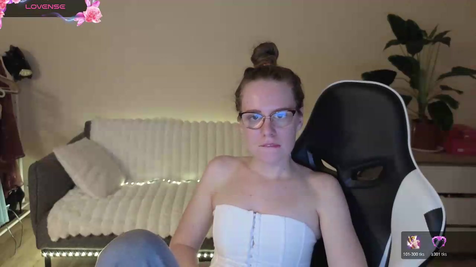 Gallery image thumbnail from BlueFlowerr's myfreecams stream on, 08/21/2026, 19:56 image 2 of 20