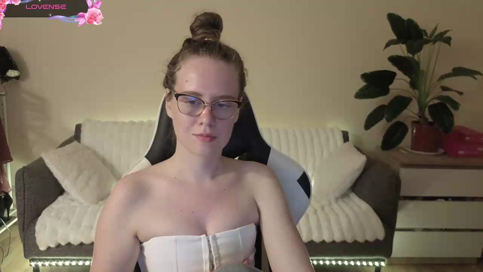Gallery image thumbnail from BlueFlowerr's myfreecams stream on, 08/21/2026, 19:56 image 7 of 20