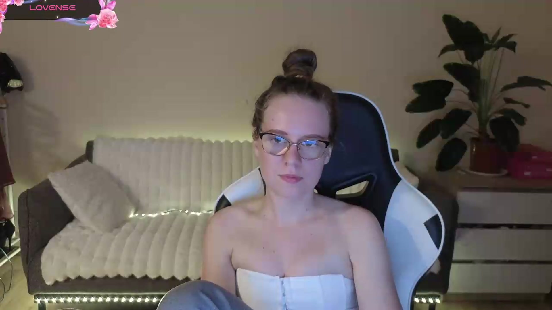 Gallery image thumbnail from BlueFlowerr's myfreecams stream on, 08/21/2026, 19:56 image 11 of 20