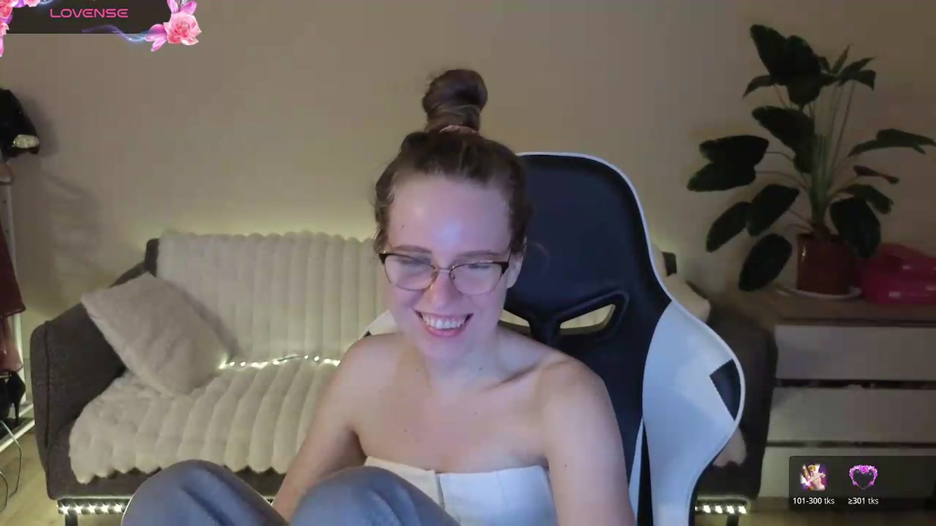 Gallery image thumbnail from BlueFlowerr's myfreecams stream on, 08/21/2026, 19:56 image 10 of 20