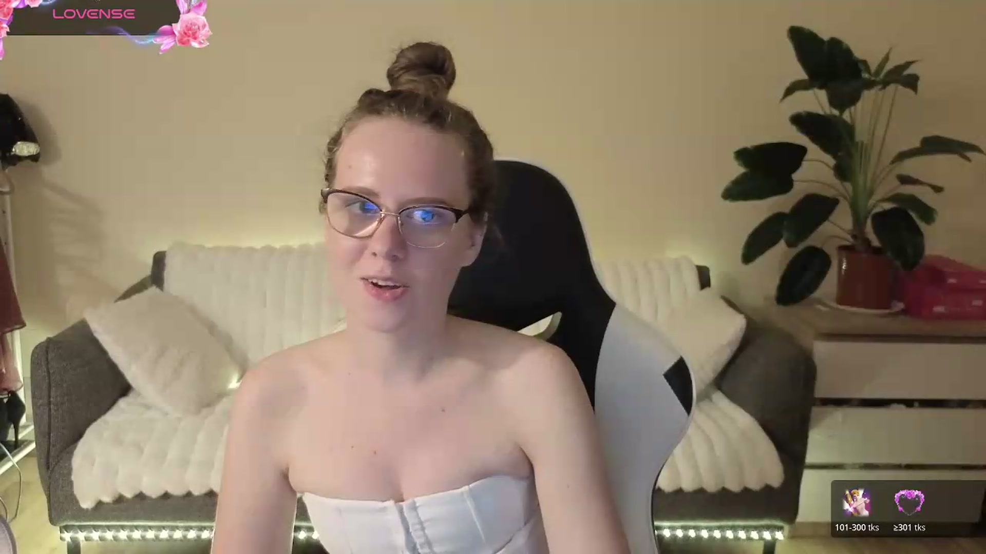 Gallery image thumbnail from BlueFlowerr's myfreecams stream on, 08/21/2026, 19:56 image 18 of 20