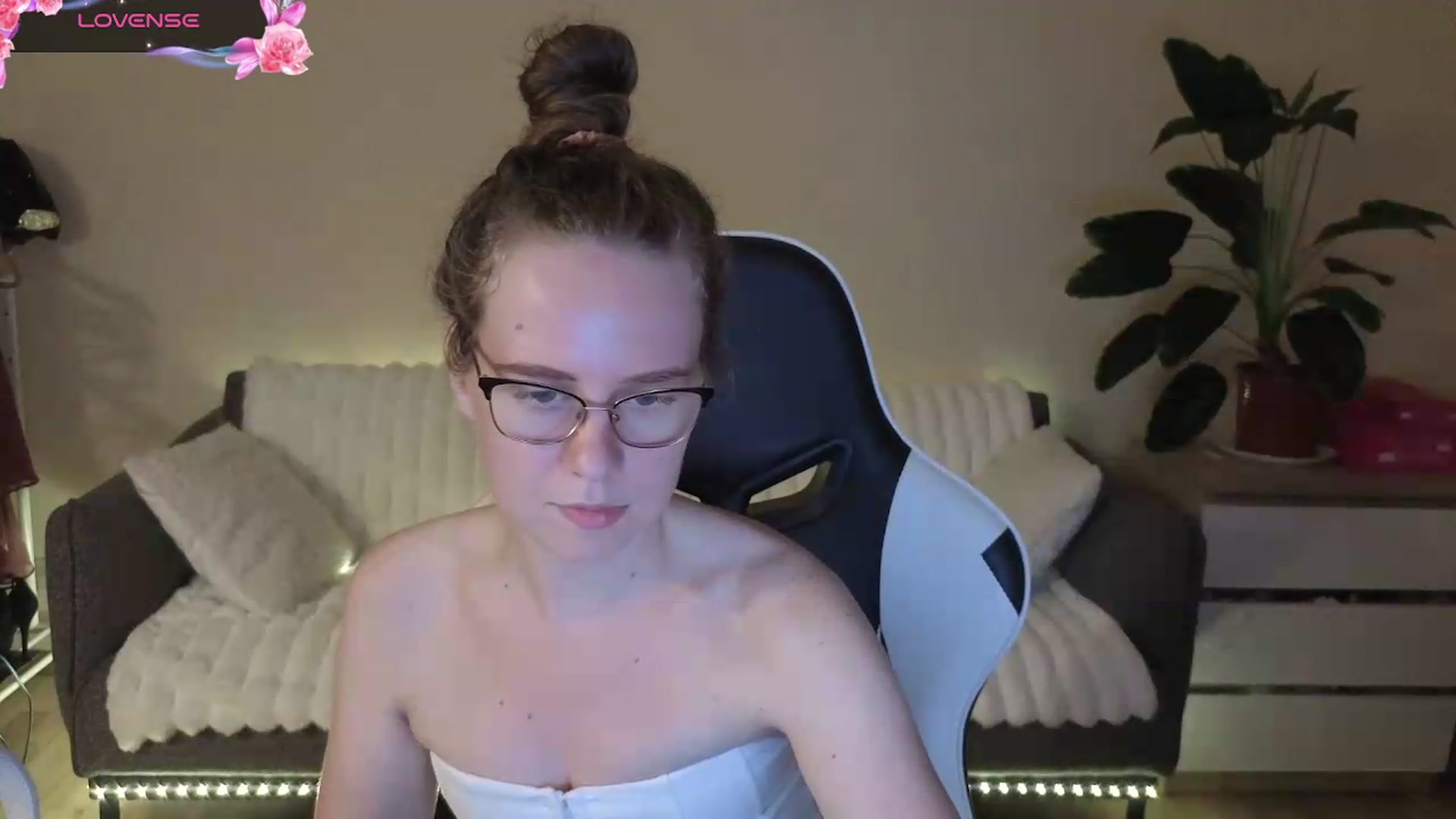 Gallery image thumbnail from BlueFlowerr's myfreecams stream on, 08/21/2026, 19:56 image 20 of 20