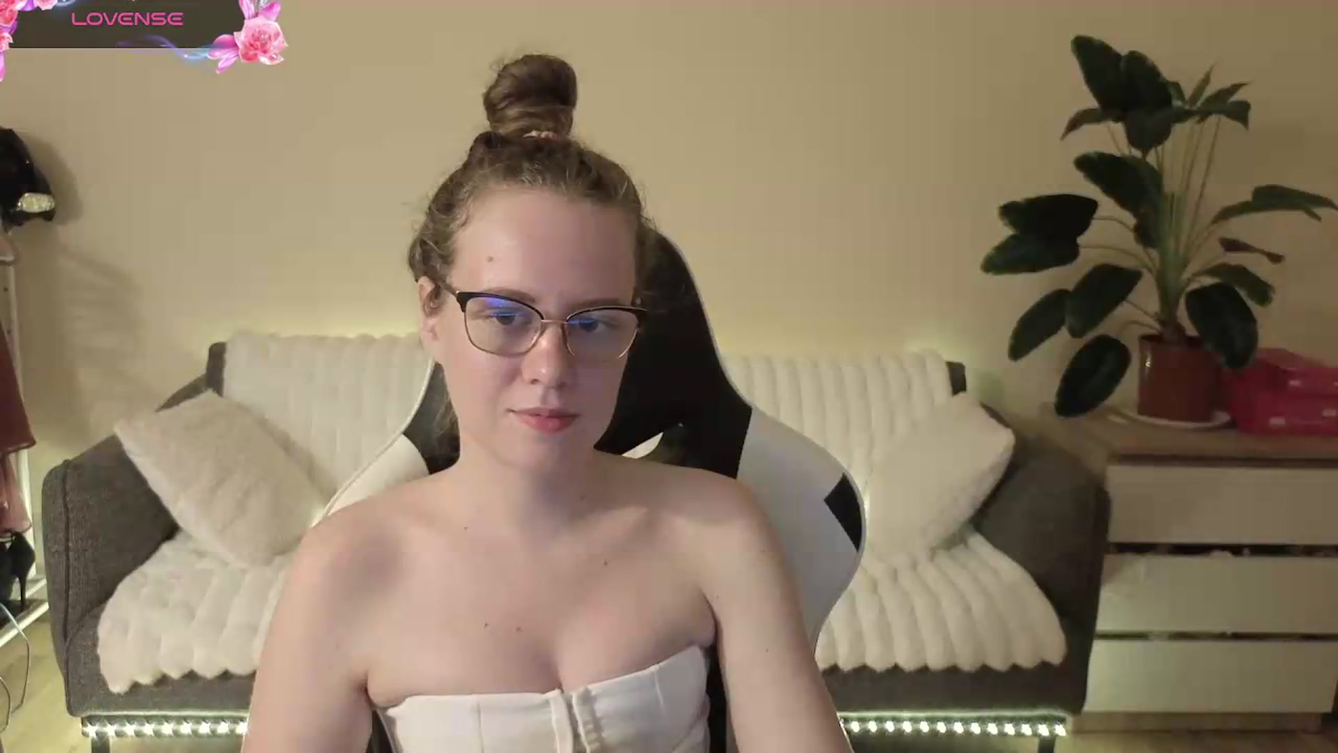 Gallery image thumbnail from BlueFlowerr's myfreecams stream on, 08/21/2026, 19:56 image 8 of 20
