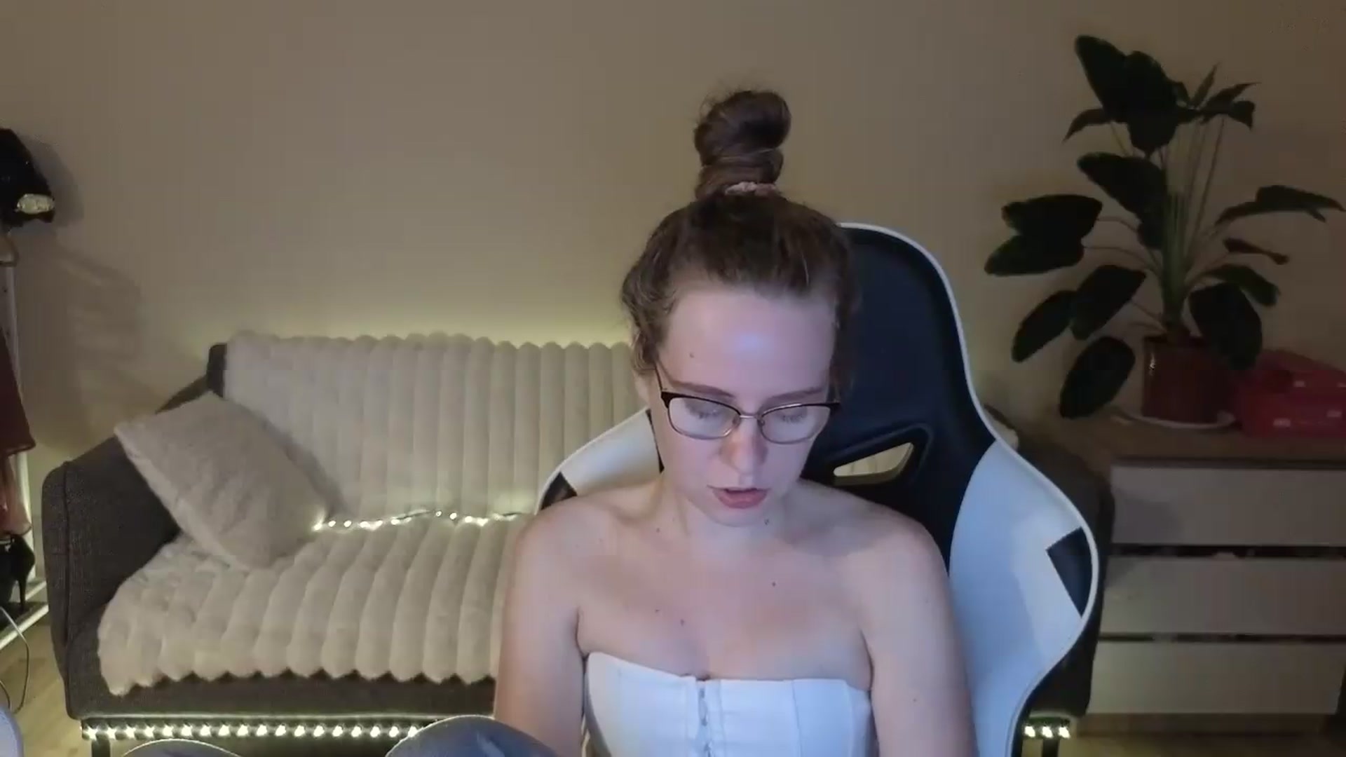 Gallery image thumbnail from BlueFlowerr's myfreecams stream on, 08/21/2026, 20:46 image 5 of 20