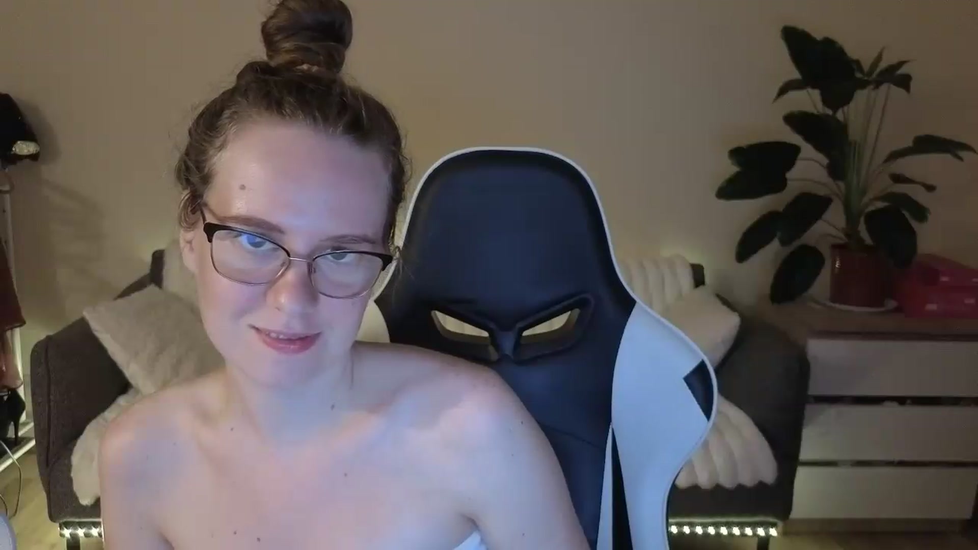 Gallery image thumbnail from BlueFlowerr's myfreecams stream on, 08/21/2026, 20:46 image 8 of 20