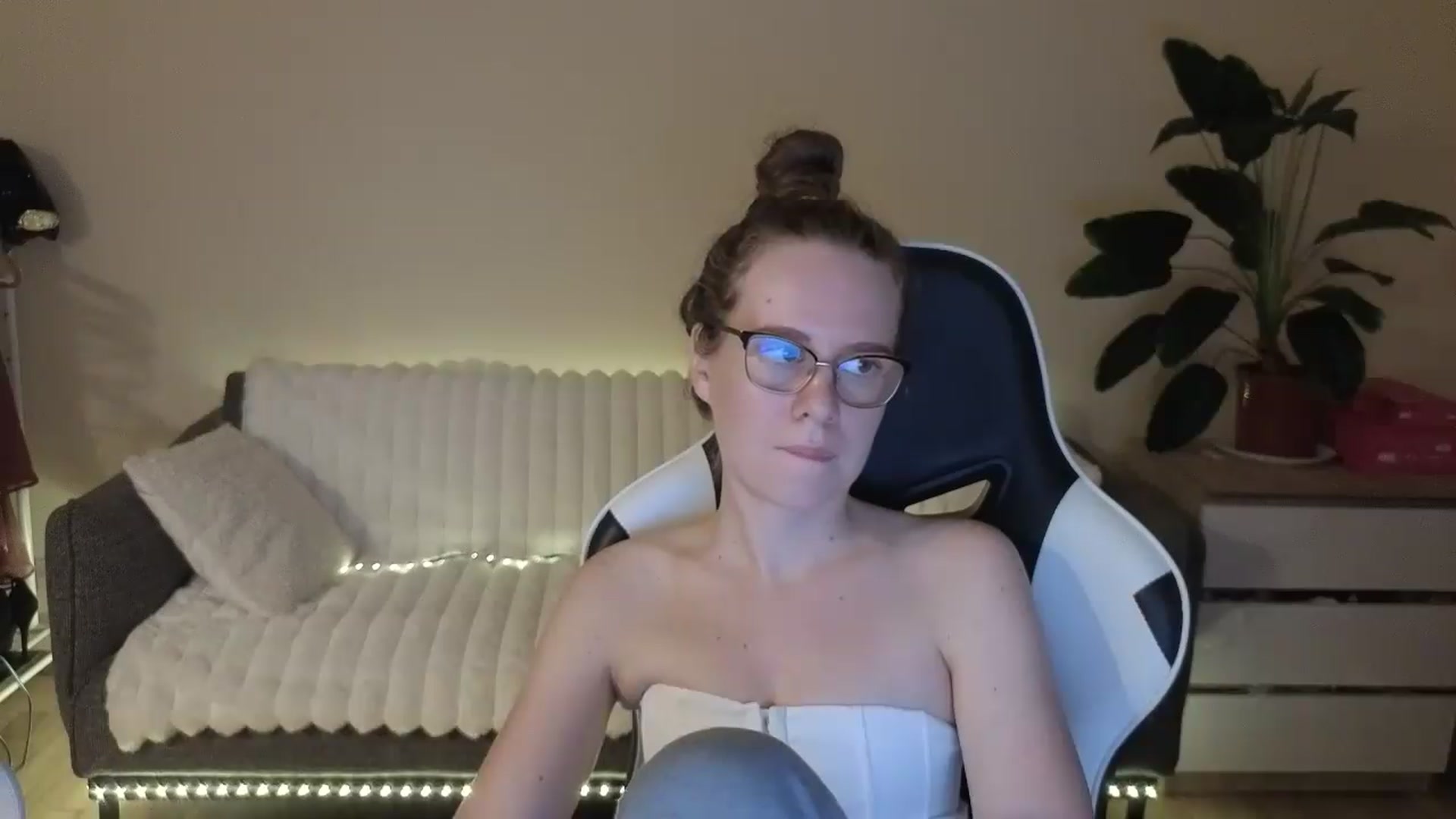 Gallery image thumbnail from BlueFlowerr's myfreecams stream on, 08/21/2026, 20:46 image 6 of 20