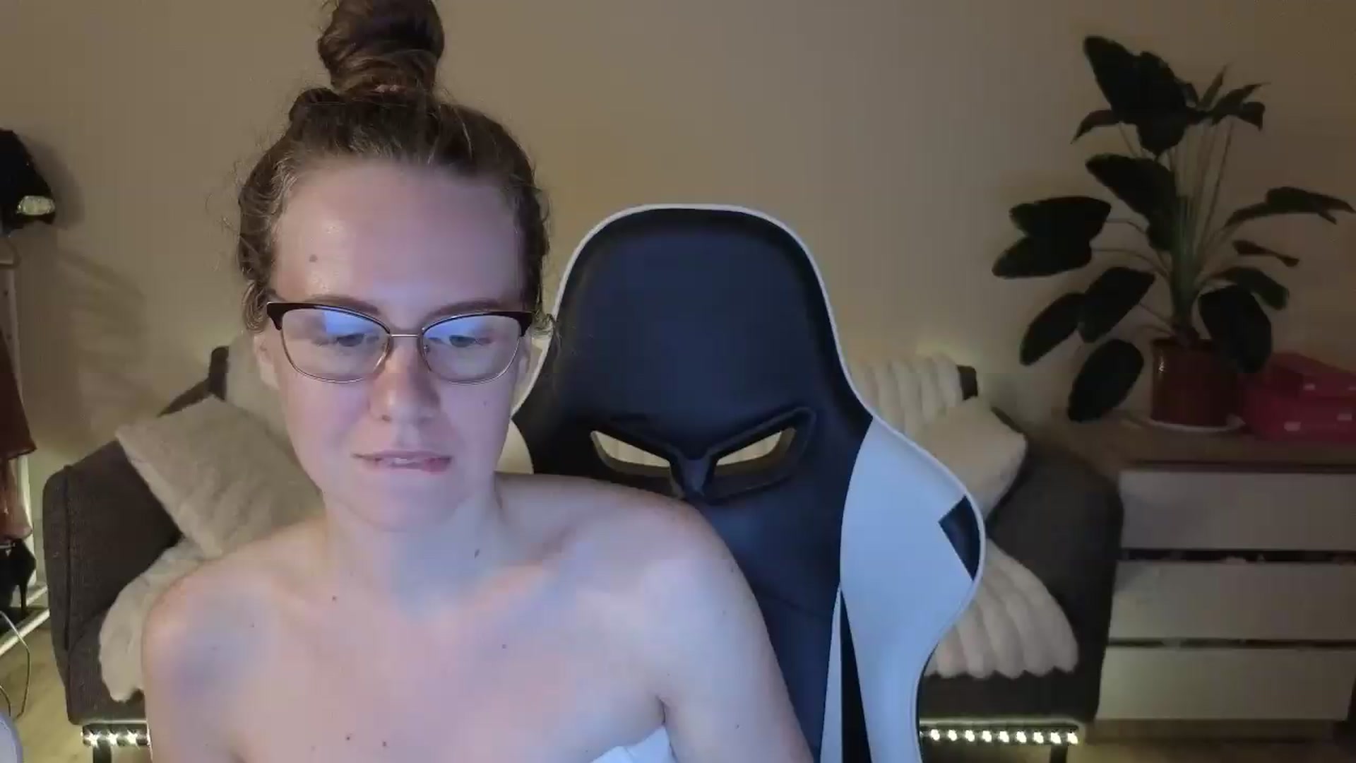 Gallery image thumbnail from BlueFlowerr's myfreecams stream on, 08/21/2026, 20:46 image 10 of 20