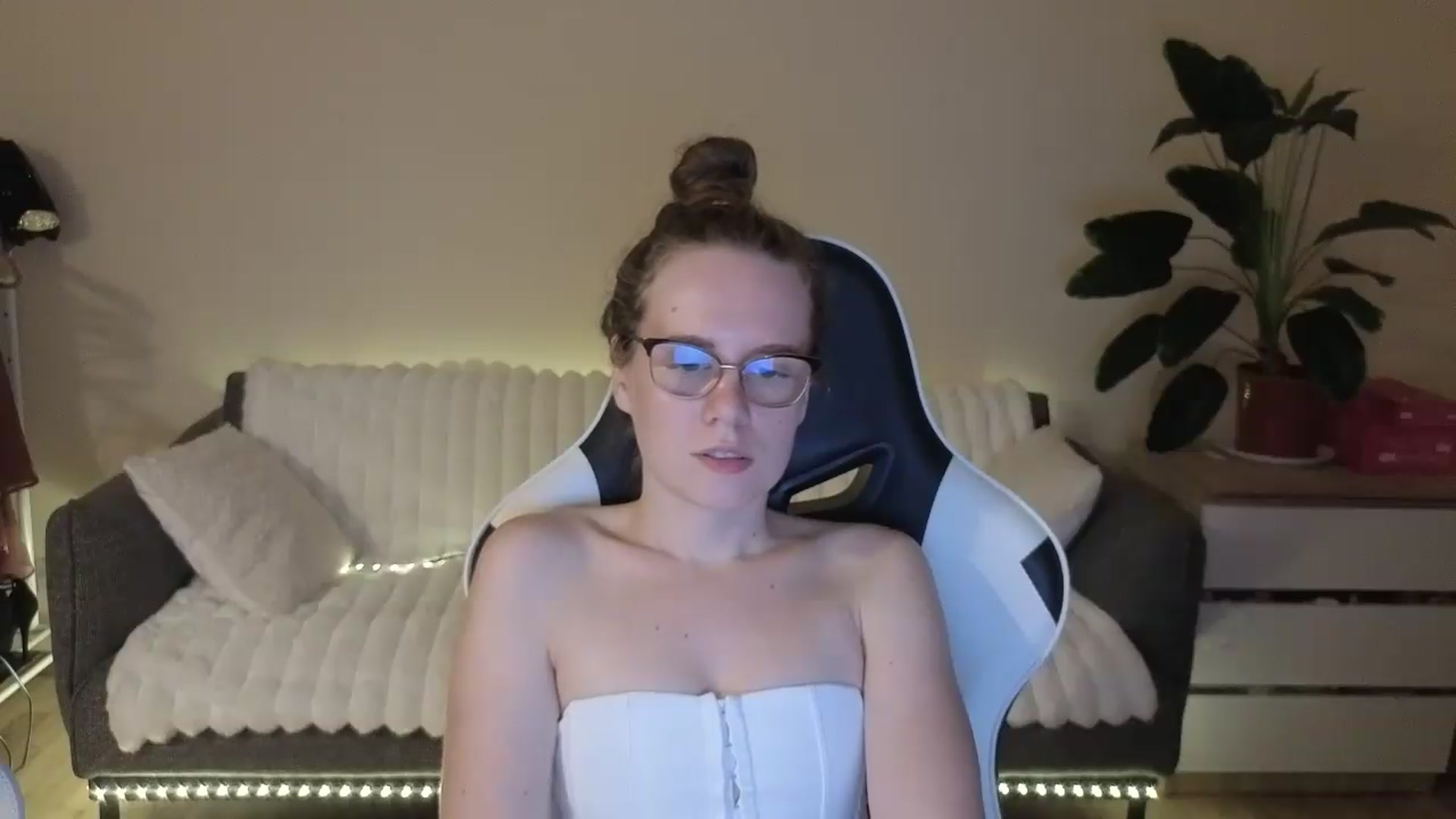 Gallery image thumbnail from BlueFlowerr's myfreecams stream on, 08/21/2026, 20:46 image 9 of 20